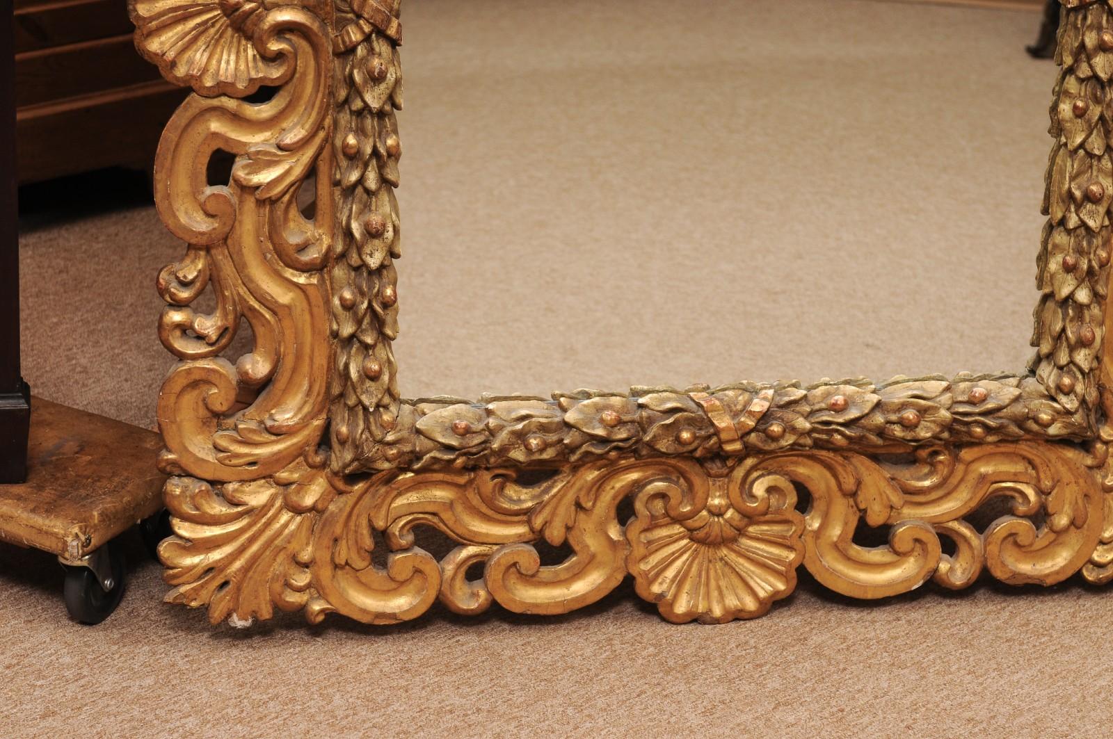 Legno dorato Specchio rettangolare in legno dorato intagliato del XVIII secolo con conchiglie, 1760 ca. in vendita