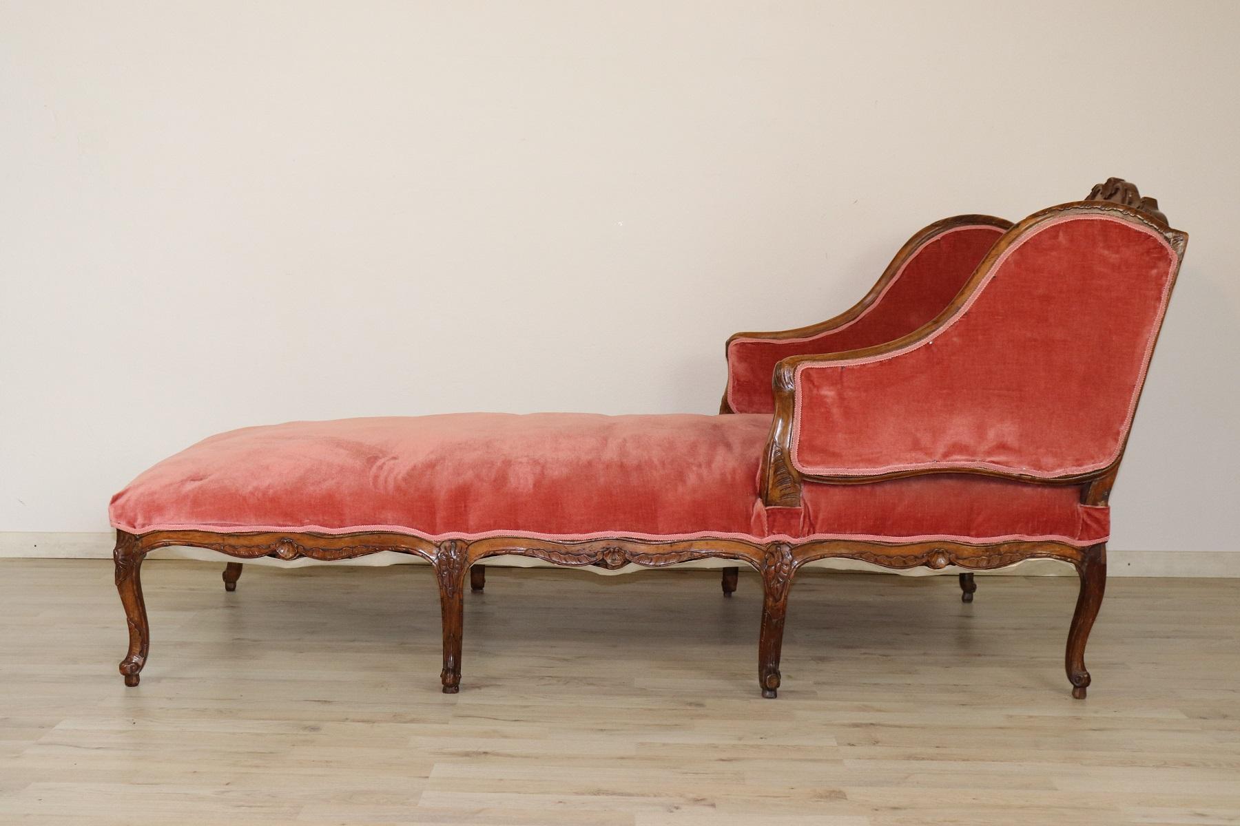 Rare important Italian chaise longue in walnut carved authentic Louis XV, circa 1750s.
Made by Genoese cabinet makers. Lined with elegant velvet. Used excellent velvet, wood conditions good, internal padding presents wear.