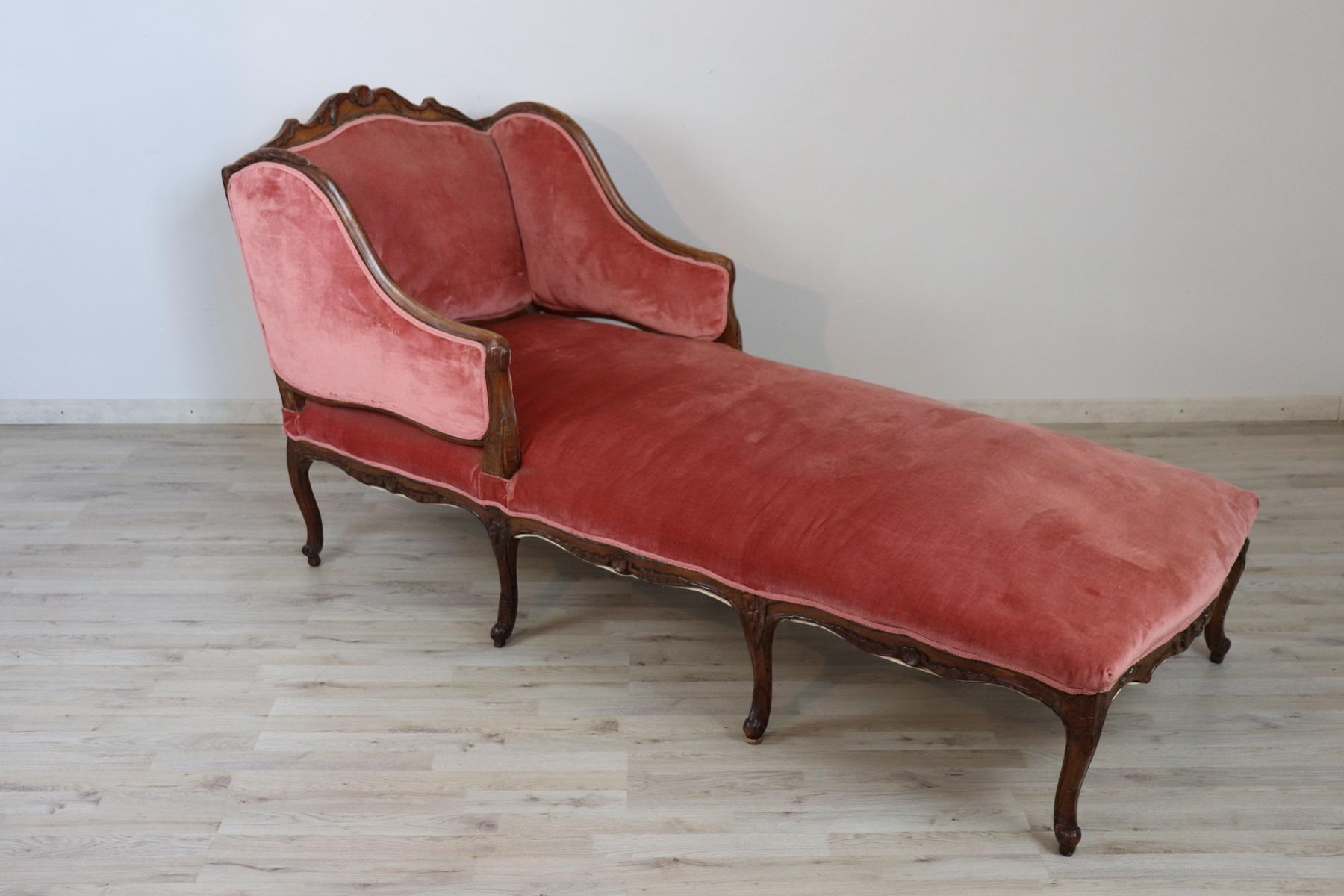 18th Century Italian Carved Walnut Chaise Longue with Velvet 4