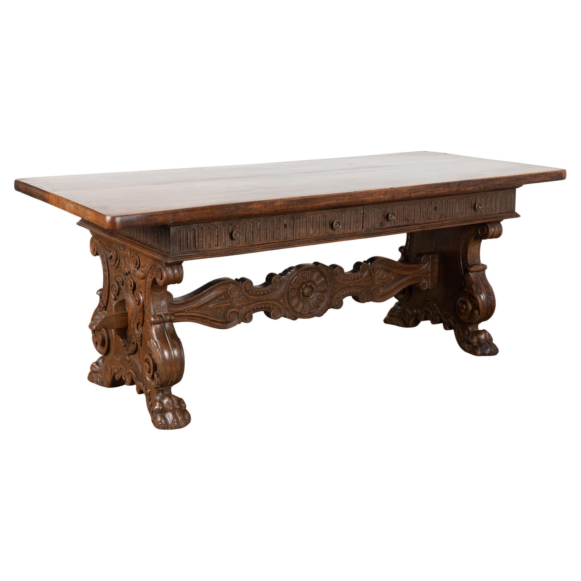 Mesa de escritorio o consola italiana de nogal tallado del siglo XVIII
