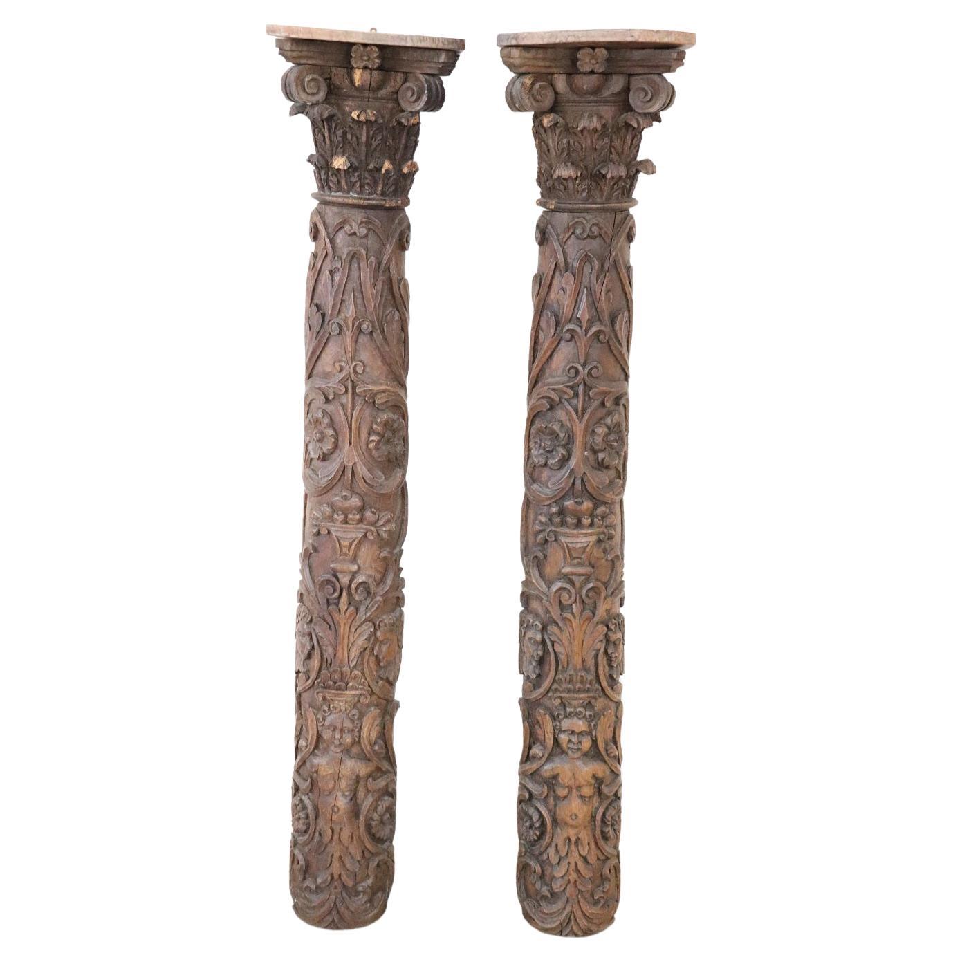 Italienisches Säulenpaar aus geschnitztem Nussbaumholz aus dem 18.