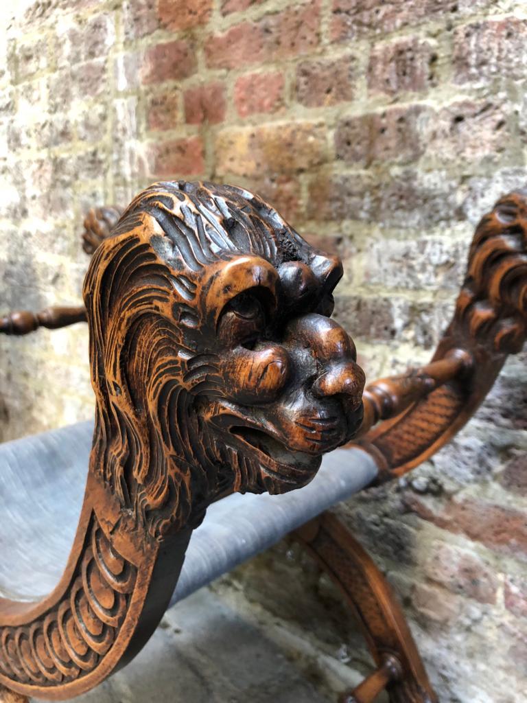 18th Century Italian Carved Walnut Stool In Good Condition For Sale In London, GB