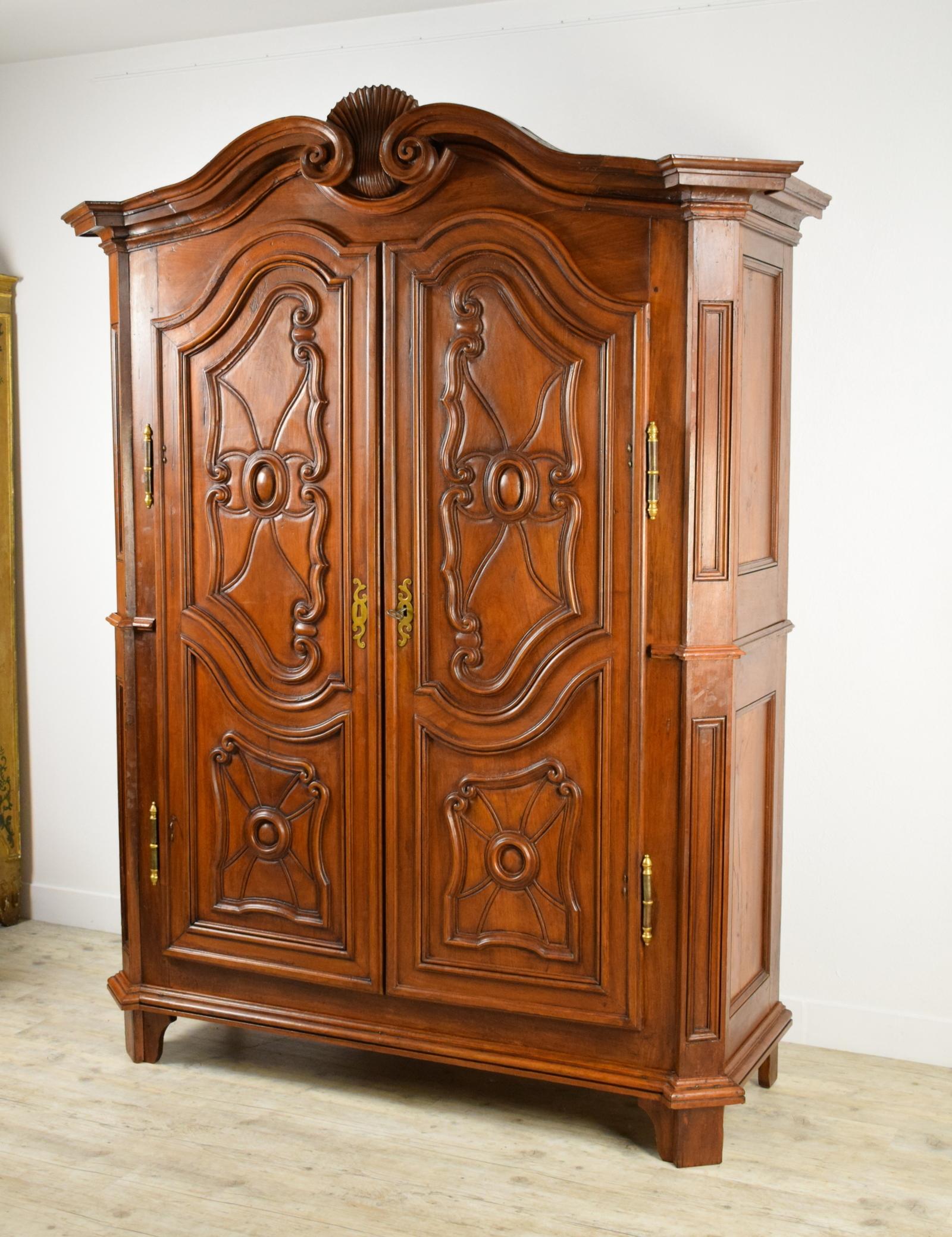 18th Century Italian Carved Walnut Wood Wardrobe 

Size H 237 x W max 180; W min 168 x D 63 cm

This large and important italian piedmontese wardrobe is made of solid walnut wood. It has two moving doors, carved with a panel decoration. The