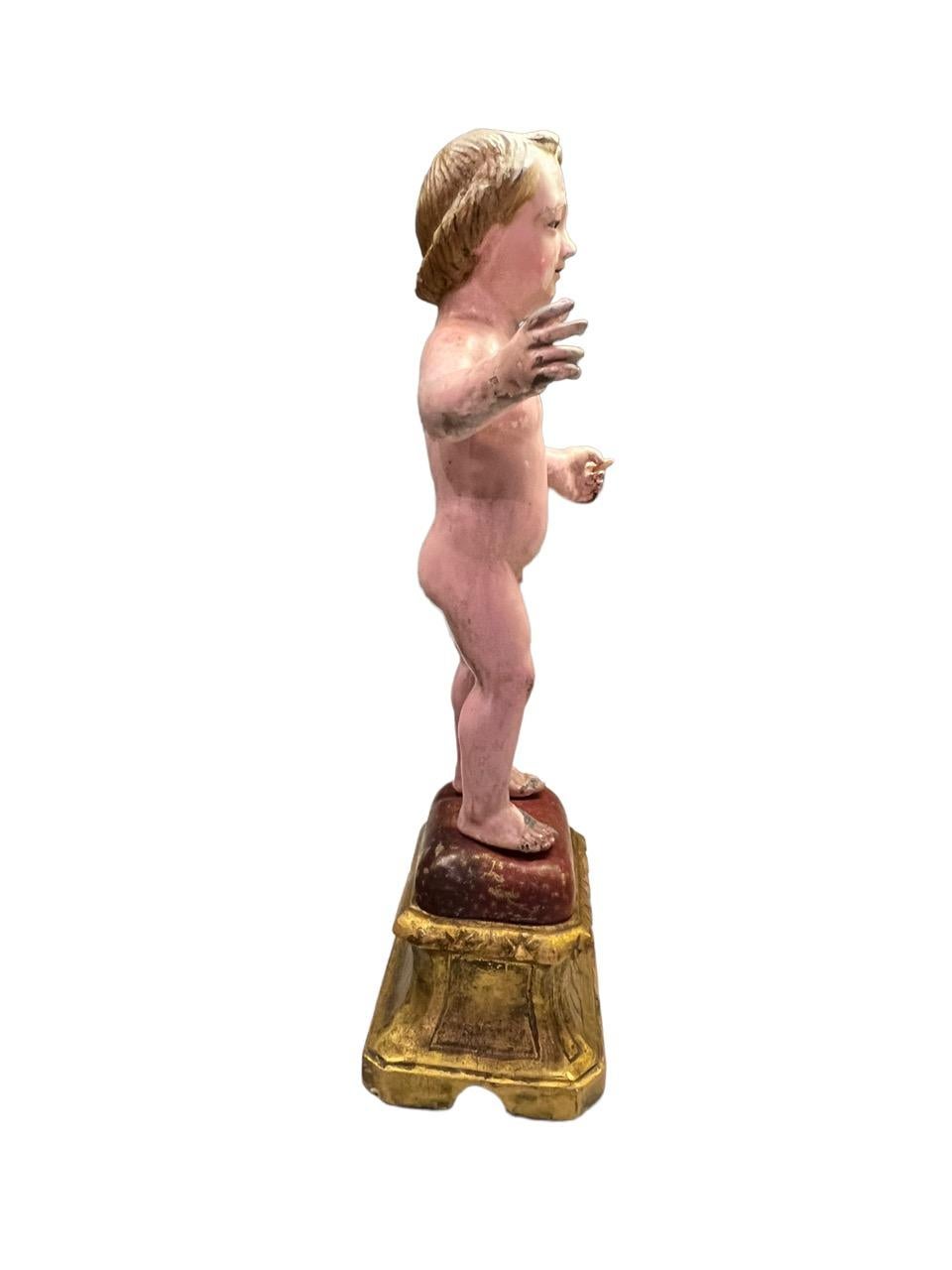 Figura italiana del siglo XVIII tallada en madera y policromada que representa al Niño Jesús en venta 3