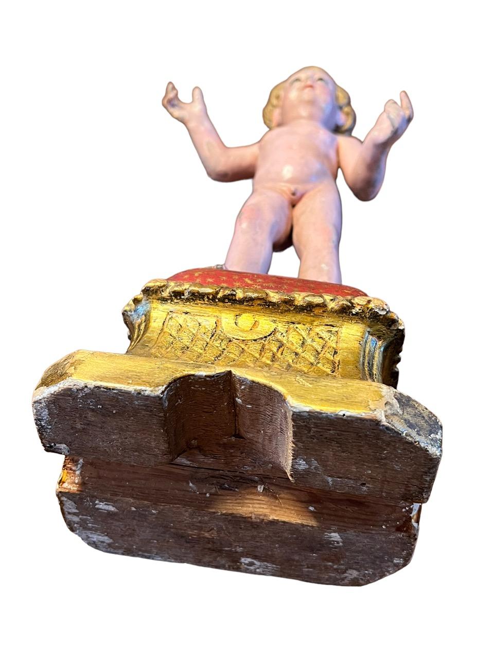 Figura italiana del siglo XVIII tallada en madera y policromada que representa al Niño Jesús en venta 10