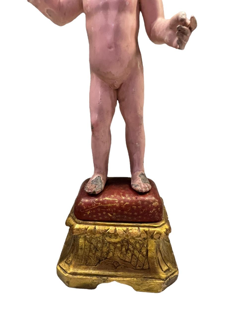 Figura italiana del siglo XVIII tallada en madera y policromada que representa al Niño Jesús Tallado a mano en venta