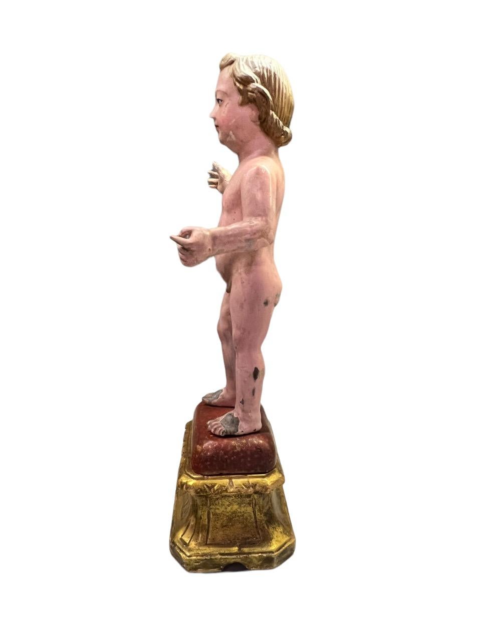 Figura italiana del siglo XVIII tallada en madera y policromada que representa al Niño Jesús Hoja de oro en venta