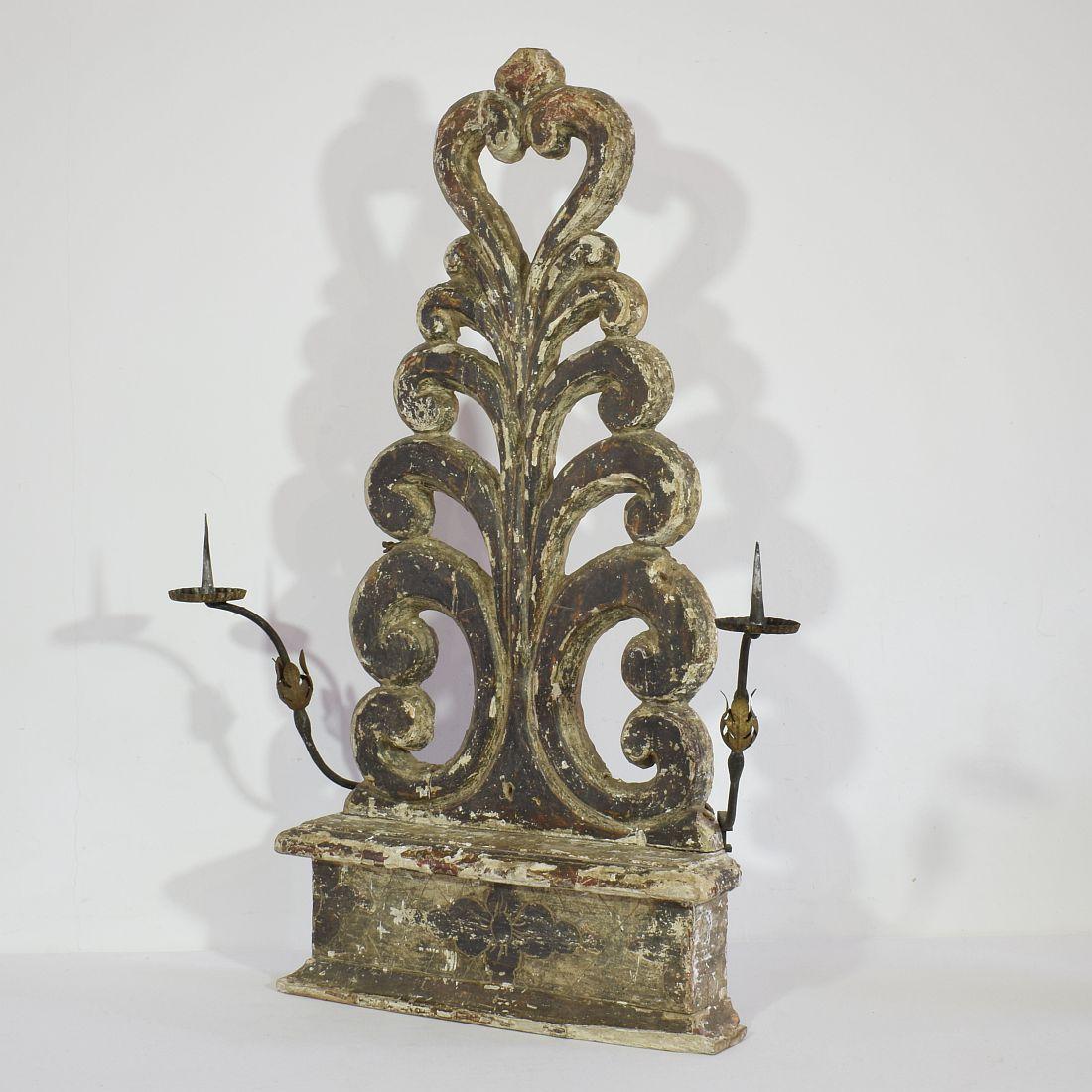 18th Century Italian Carved Wood Baroque Altar Ornament with Candleholders In Good Condition In Buisson, FR