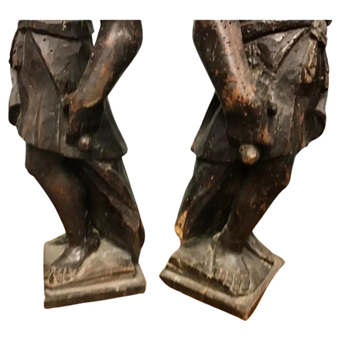 Schönes Paar antiker Schnitzfiguren. Italienisch, um 1780, die hohen Skulpturen stellen zwei Männer, wahrscheinlich Soldaten, in wallenden Gewändern mit ausgestrecktem Arm dar. 
Die eleganten Figuren sind in alters- und gebrauchsgerechtem Zustand