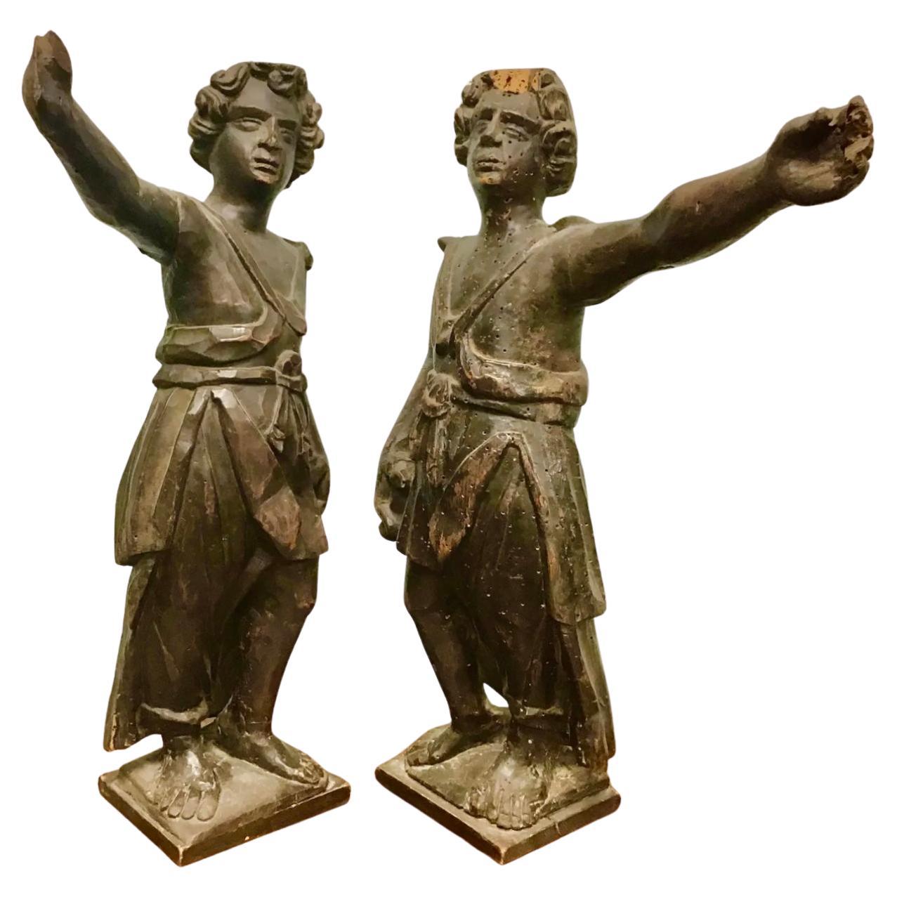 Paire de sculptures italiennes en bois sculpté du 18e siècle