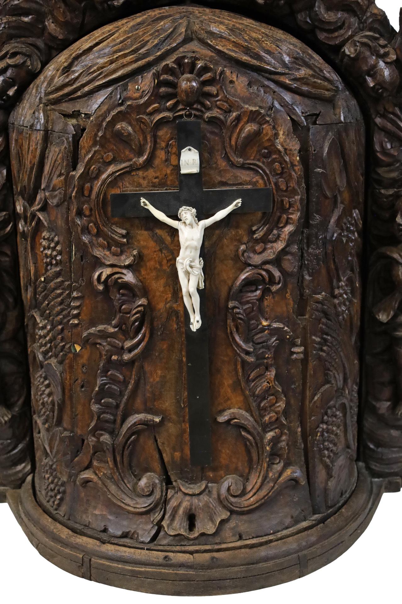 18th Century Italian Carved Wood Tabernacle Cabinet Tallado en venta