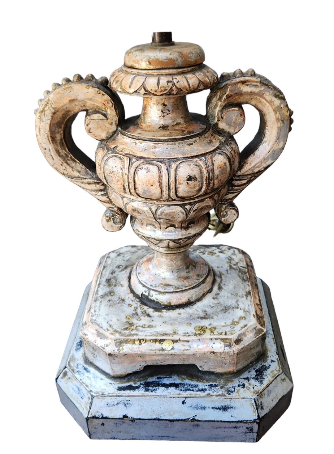urnes du 18e siècle en bois sculpté et feuille d'argent, transformées en lampes.  Sur des bases neuves avec des teintes parcheminées personnalisées.