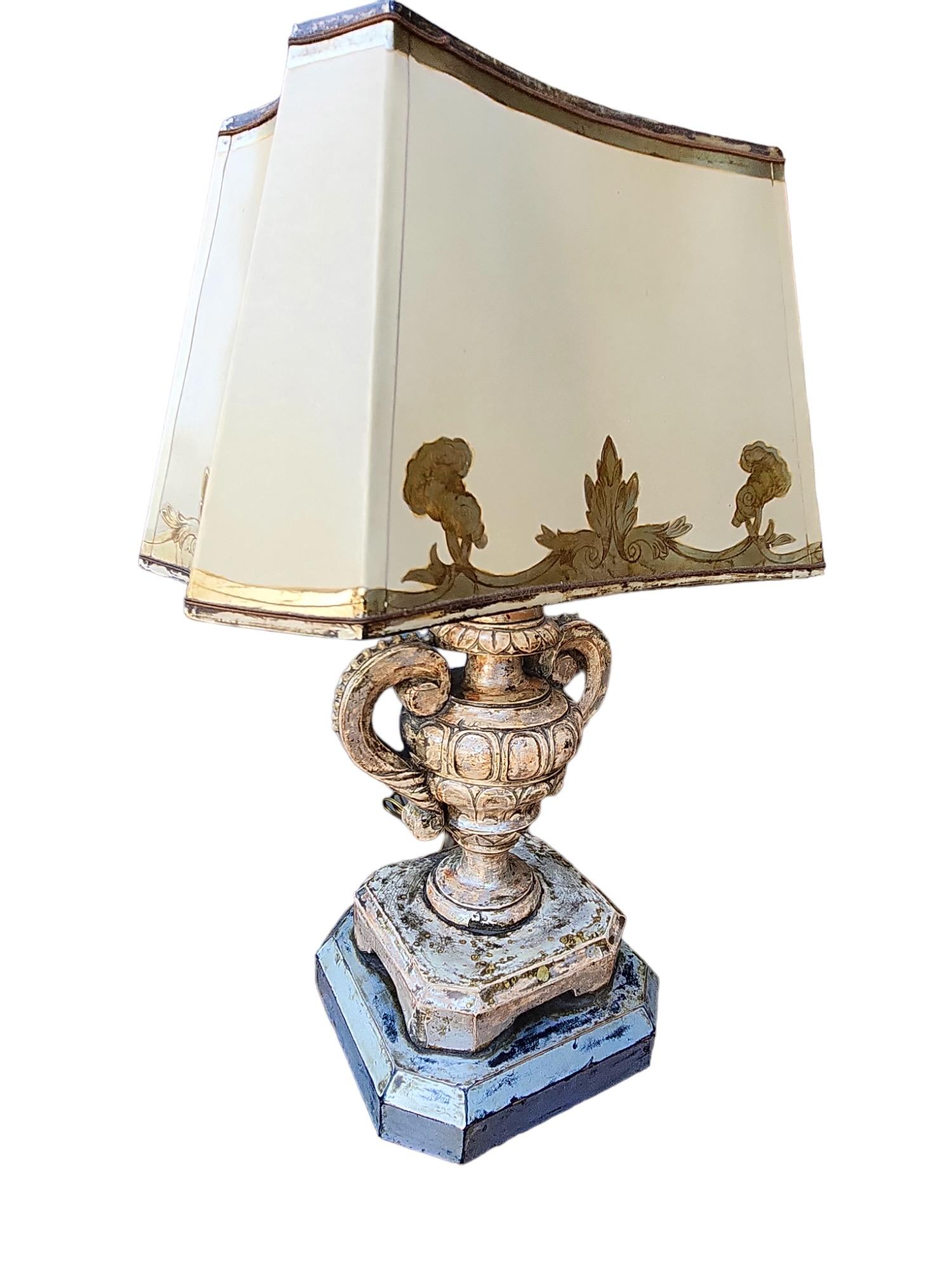 Néoclassique Lampes Urnes en bois sculpté italiennes du 18ème siècle en vente