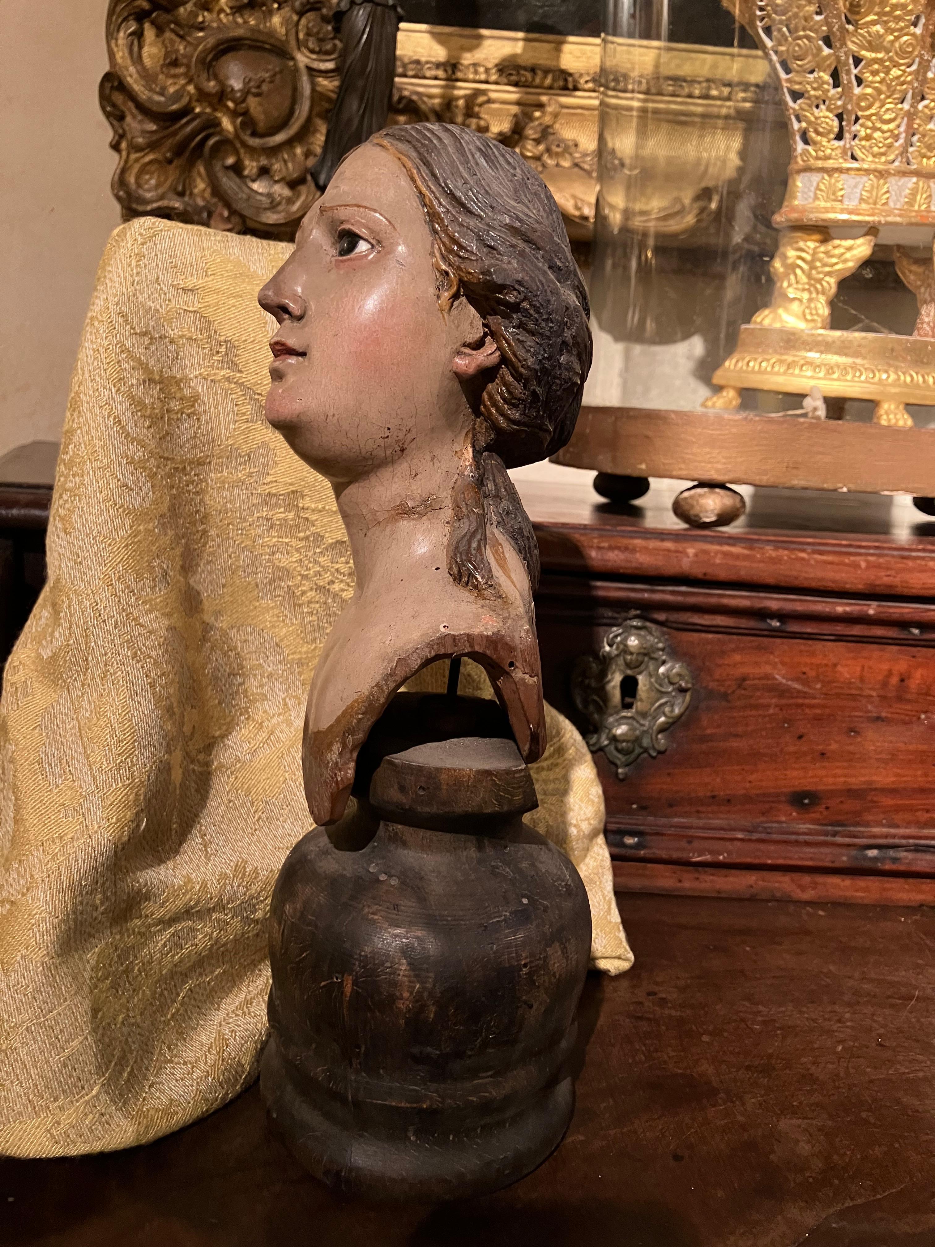Escultura italiana del siglo XVIII de busto femenino tallado en madera lacada y policromada en venta 3
