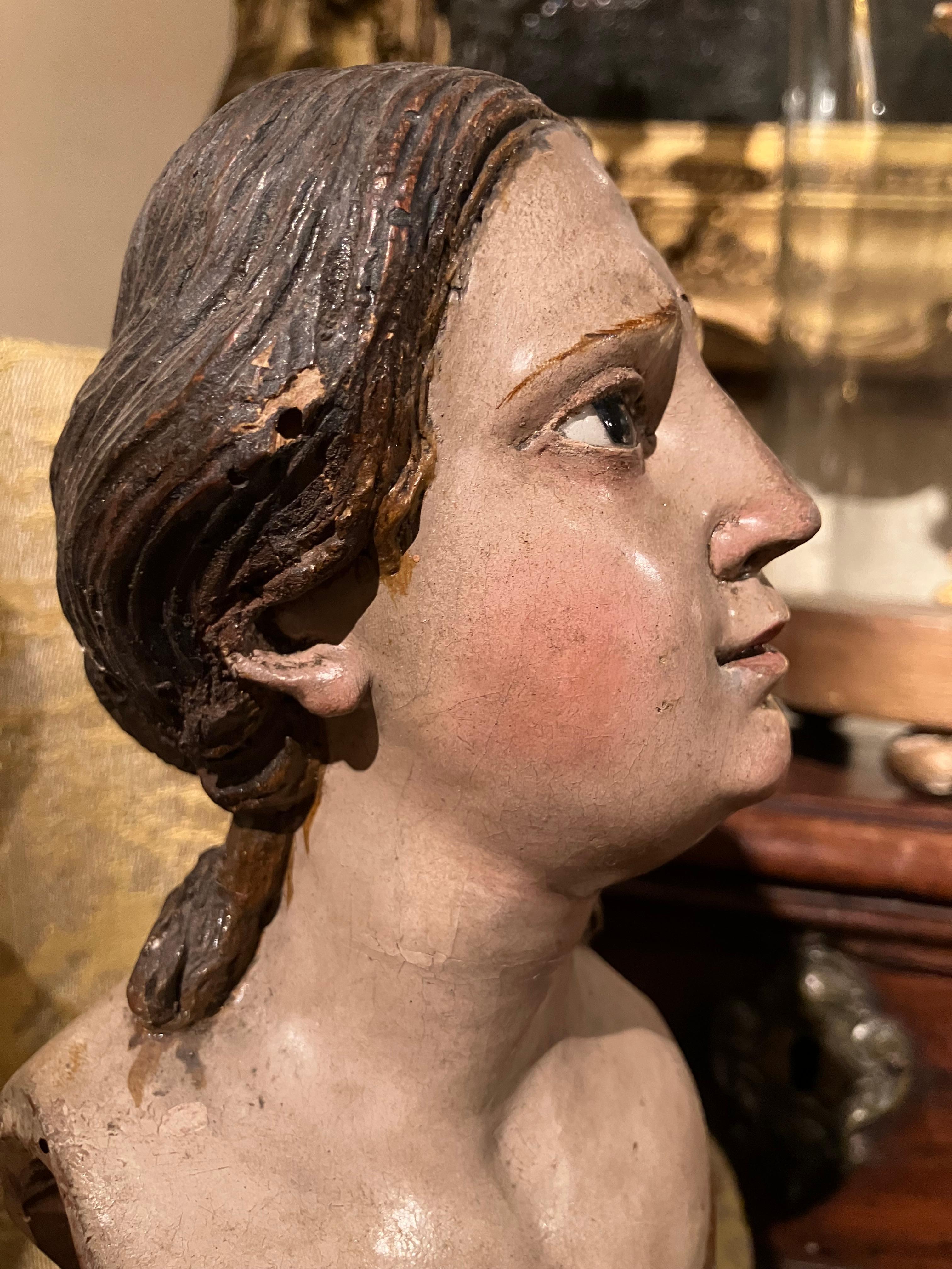 Escultura italiana del siglo XVIII de busto femenino tallado en madera lacada y policromada en venta 4
