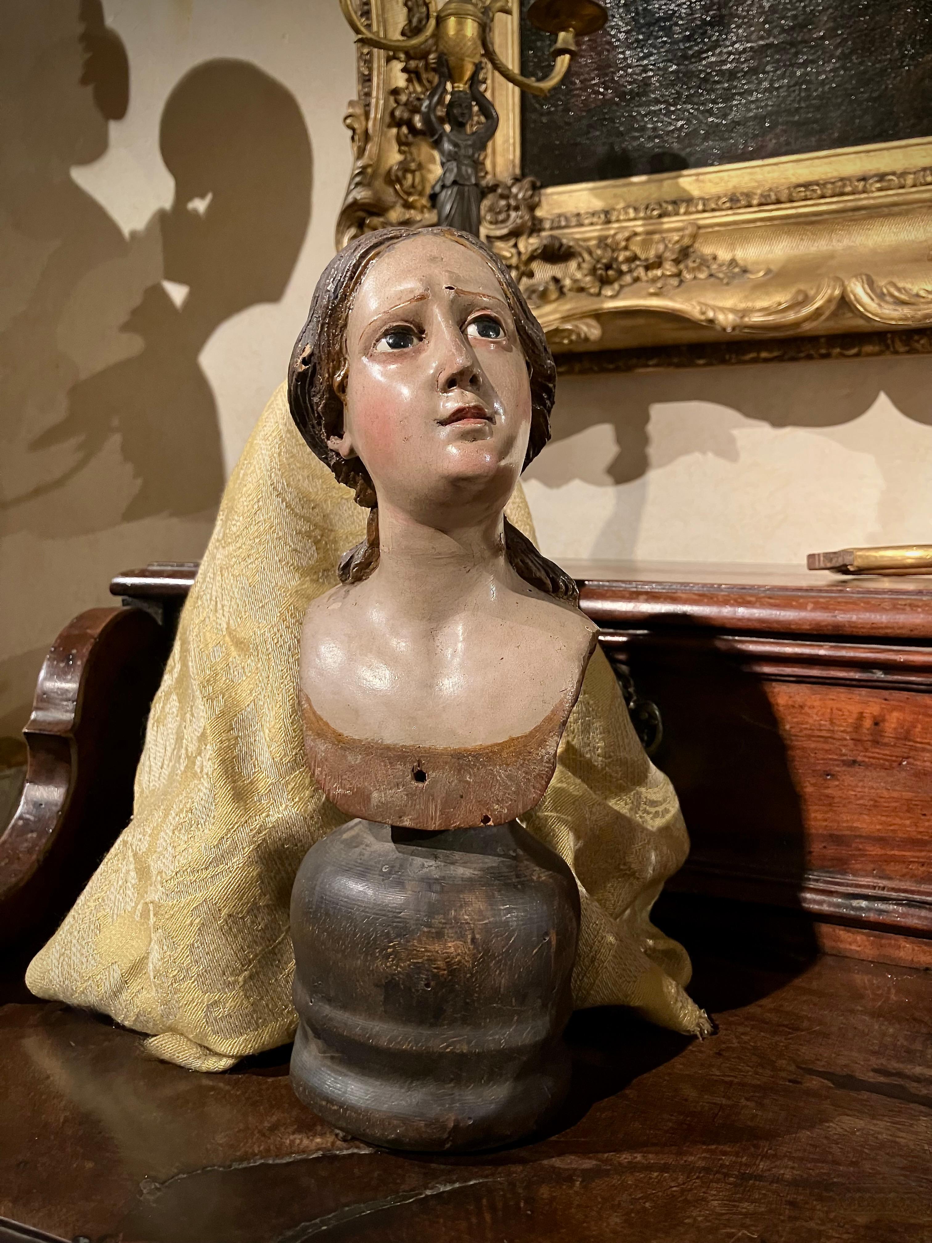 Escultura italiana del siglo XVIII de busto femenino tallado en madera lacada y policromada Barroco en venta