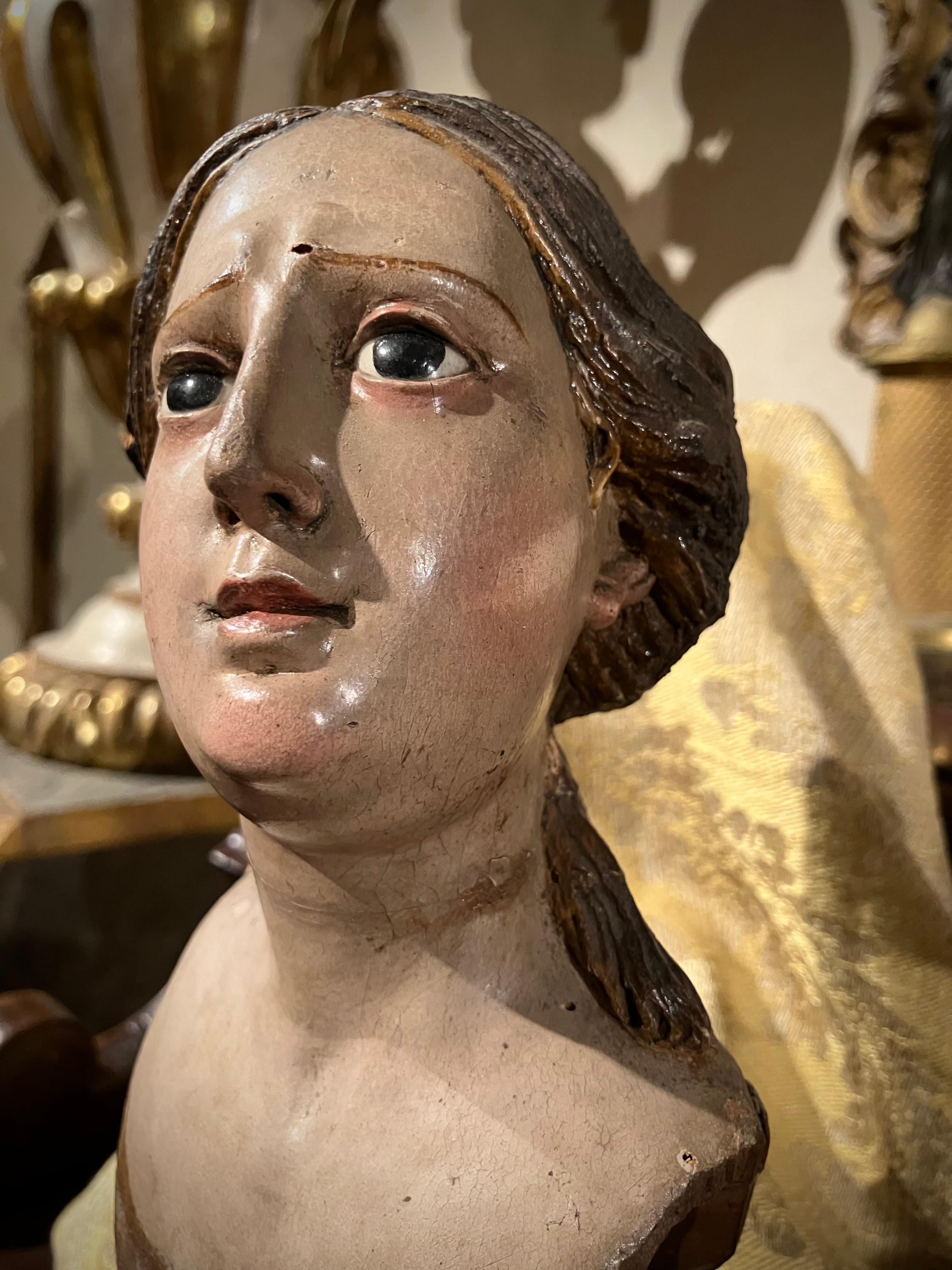 Escultura italiana del siglo XVIII de busto femenino tallado en madera lacada y policromada Tallado a mano en venta