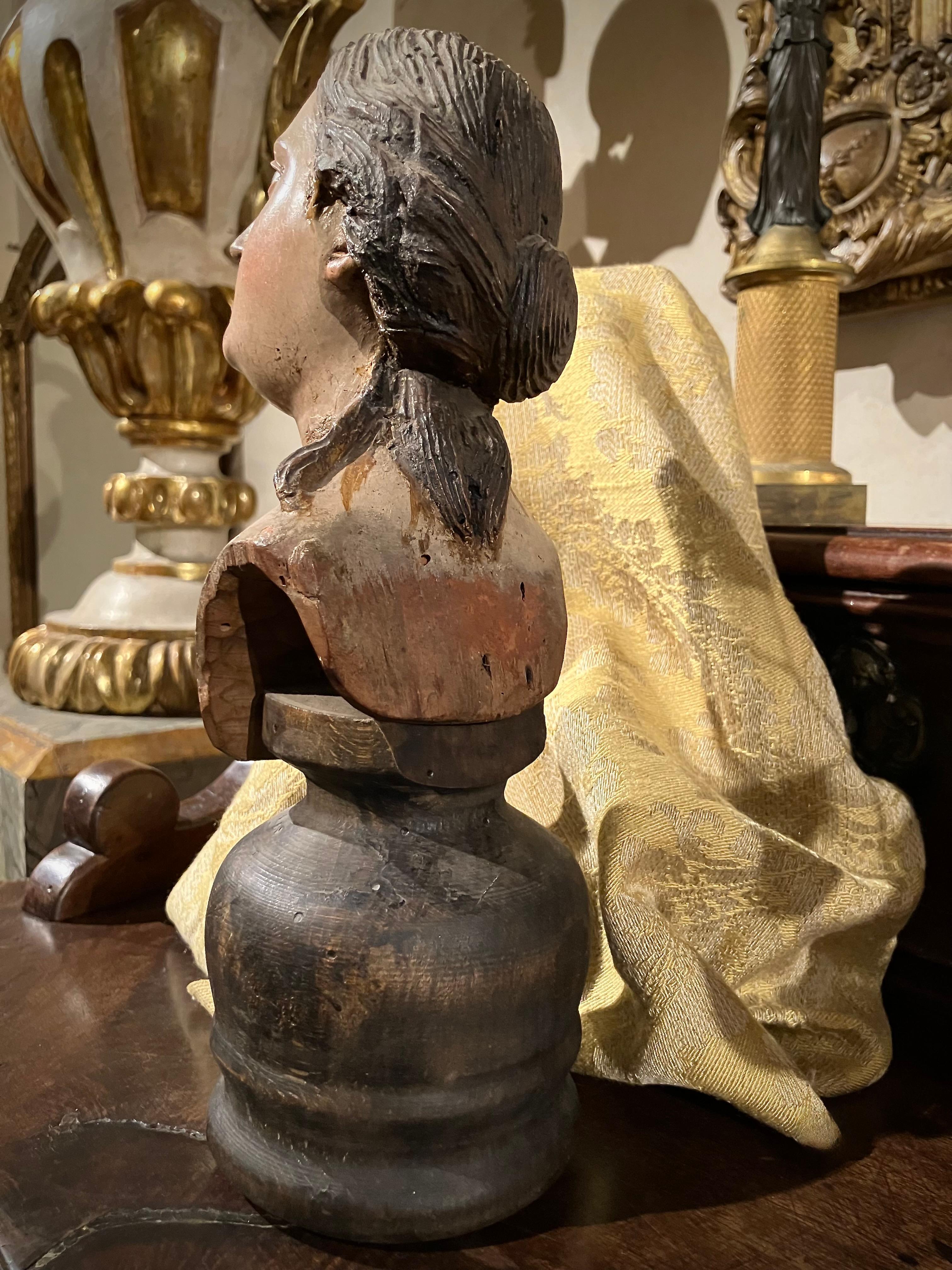 Escultura italiana del siglo XVIII de busto femenino tallado en madera lacada y policromada en Bueno estado para la venta en Firenze, IT