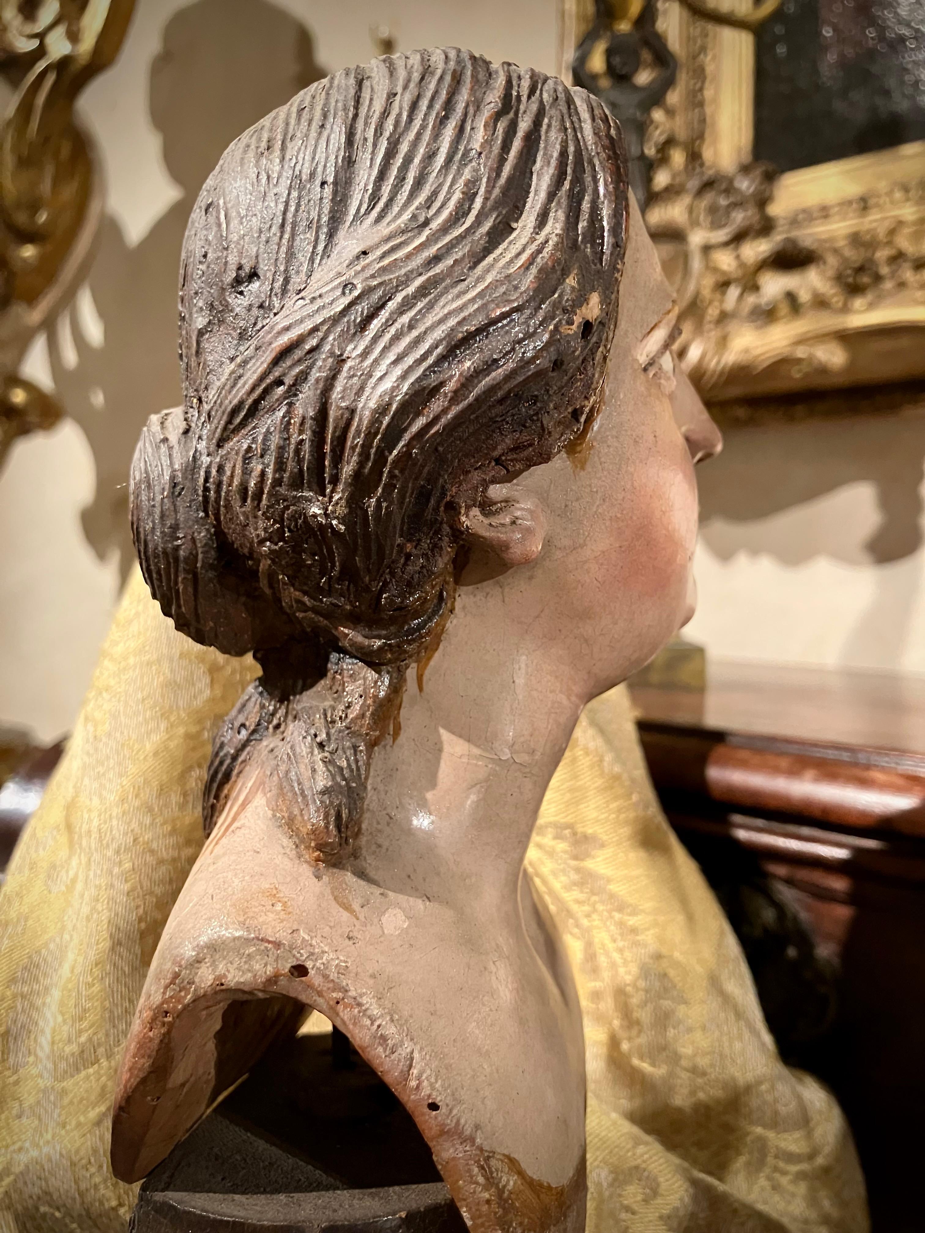 Escultura italiana del siglo XVIII de busto femenino tallado en madera lacada y policromada siglo XVIII y antes en venta