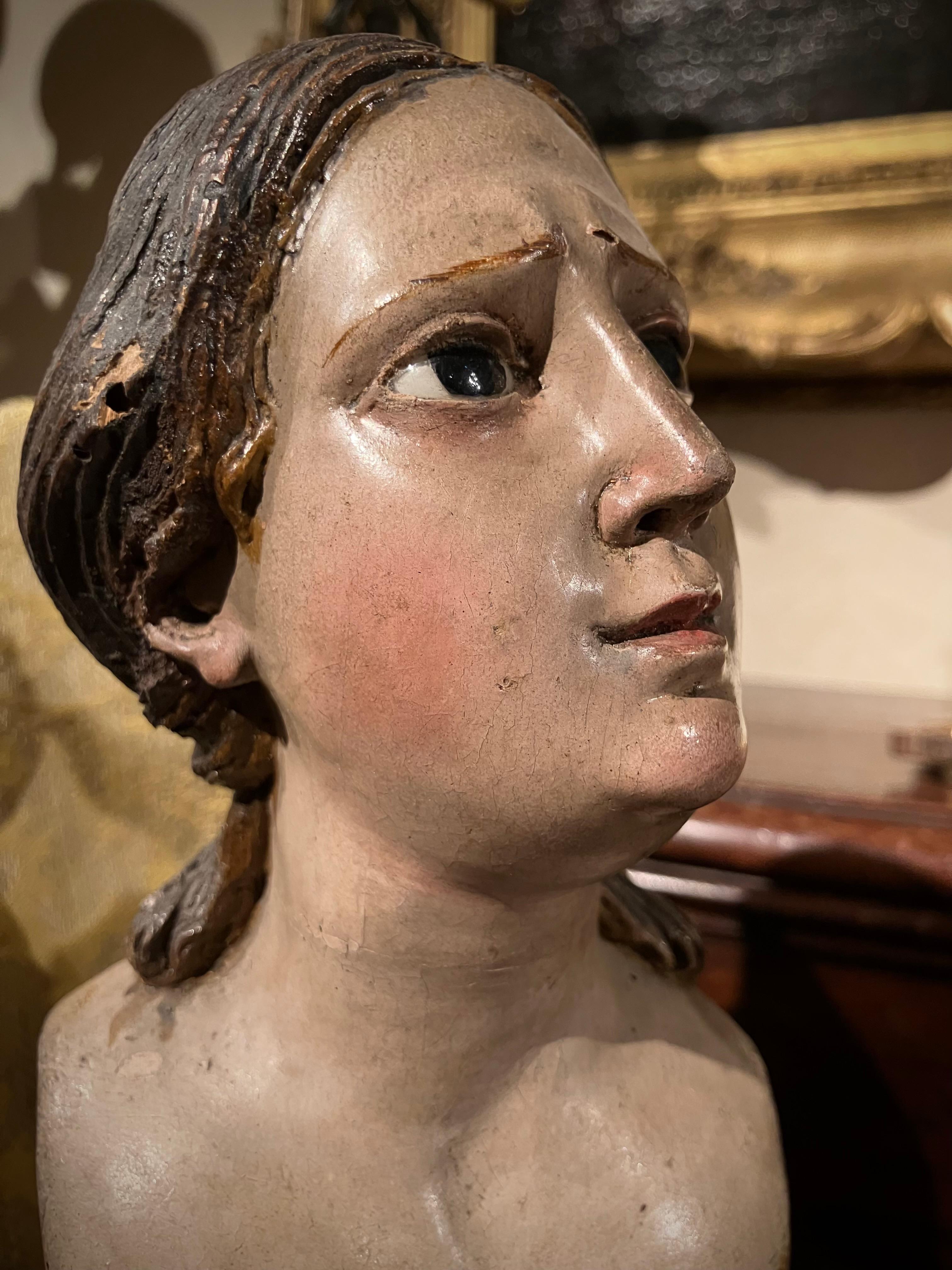 Escultura italiana del siglo XVIII de busto femenino tallado en madera lacada y policromada Madera en venta