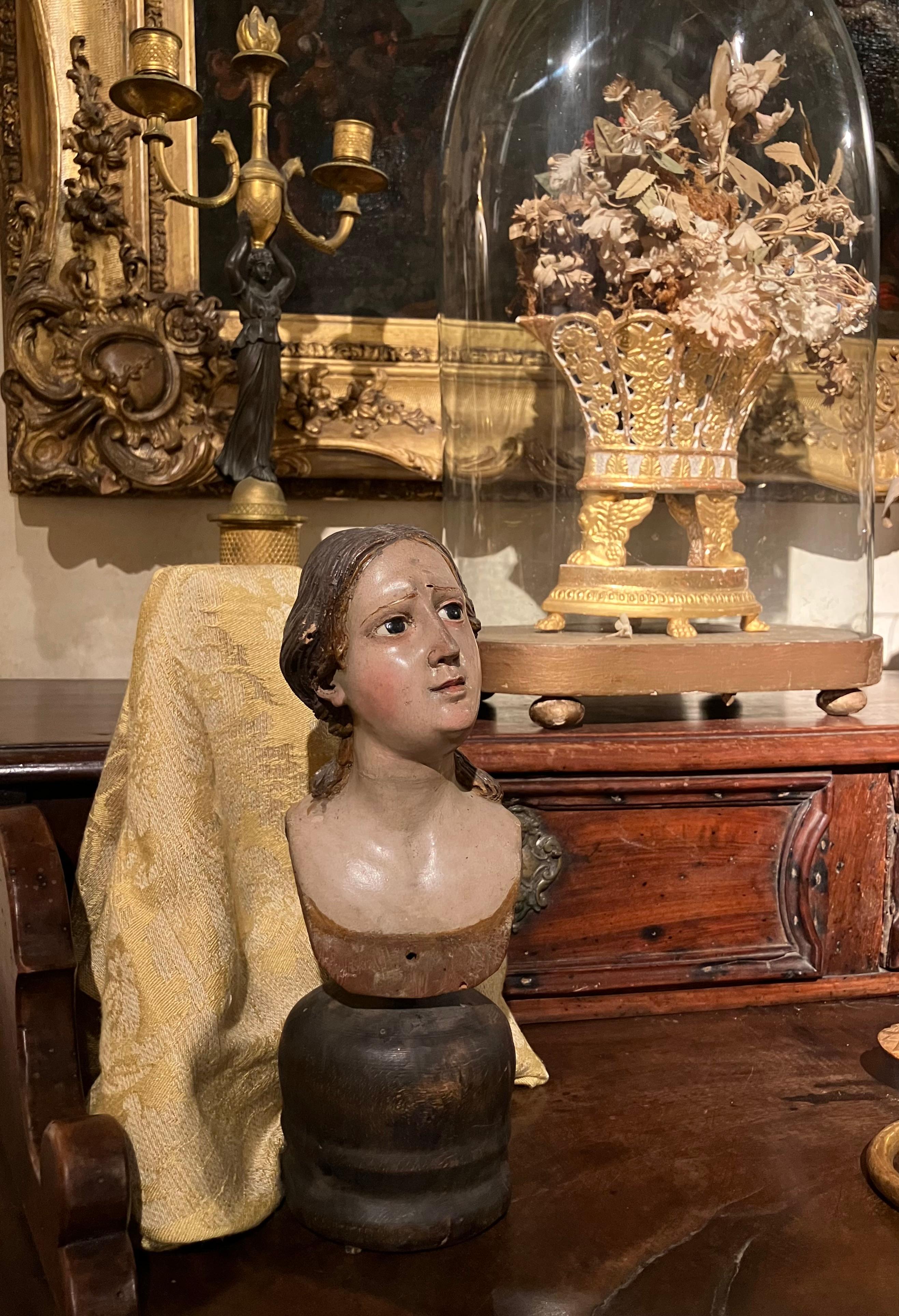 Escultura italiana del siglo XVIII de busto femenino tallado en madera lacada y policromada en venta 1