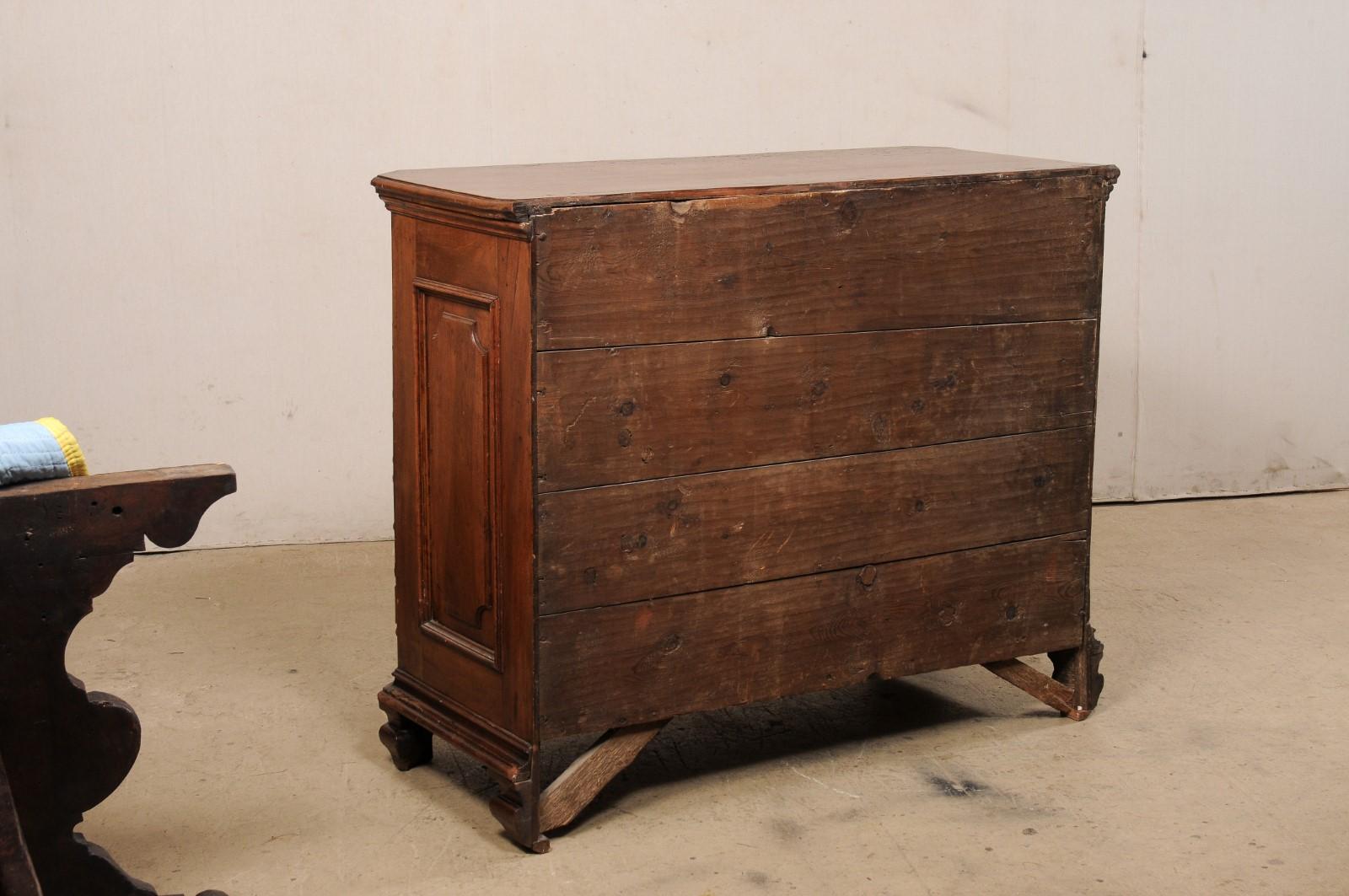 Cassettiera Italiana del Siglo XVIII de Madera de Nogal Tallada, Bonita en venta 4