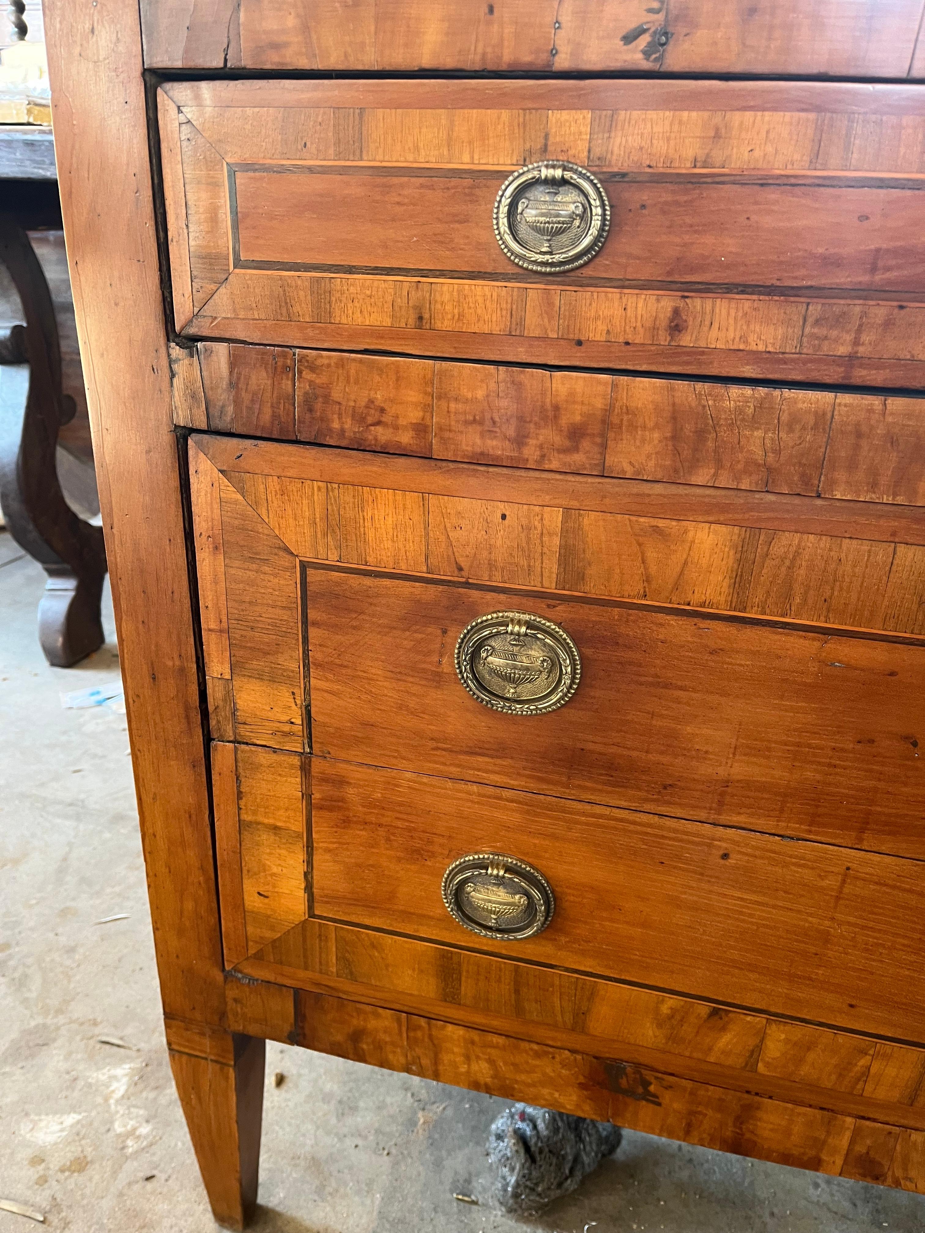 Commode / commode / commode néoclassique italienne du 18ème siècle en cerisier en vente 4