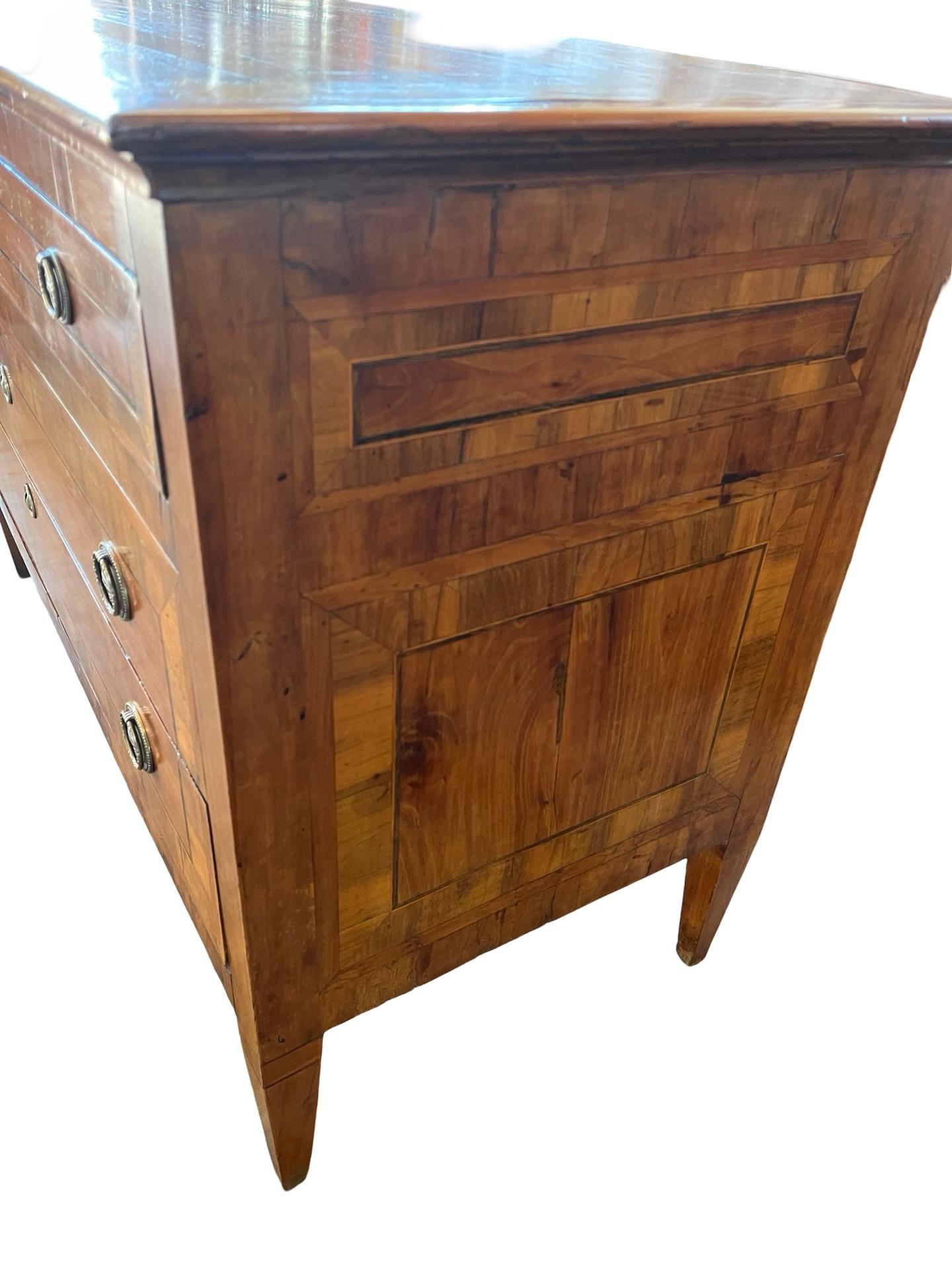 Néoclassique Commode / commode / commode néoclassique italienne du 18ème siècle en cerisier en vente