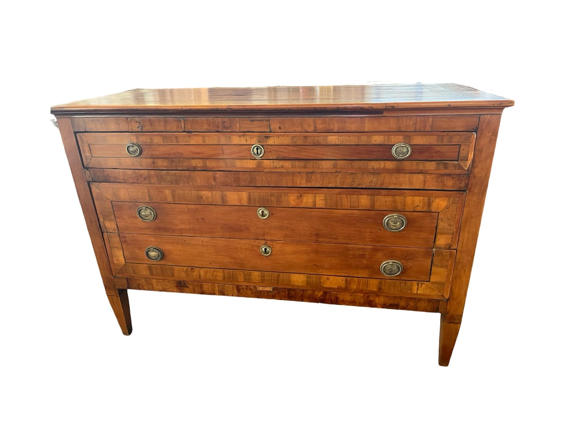 XVIIIe siècle Commode / commode / commode néoclassique italienne du 18ème siècle en cerisier en vente