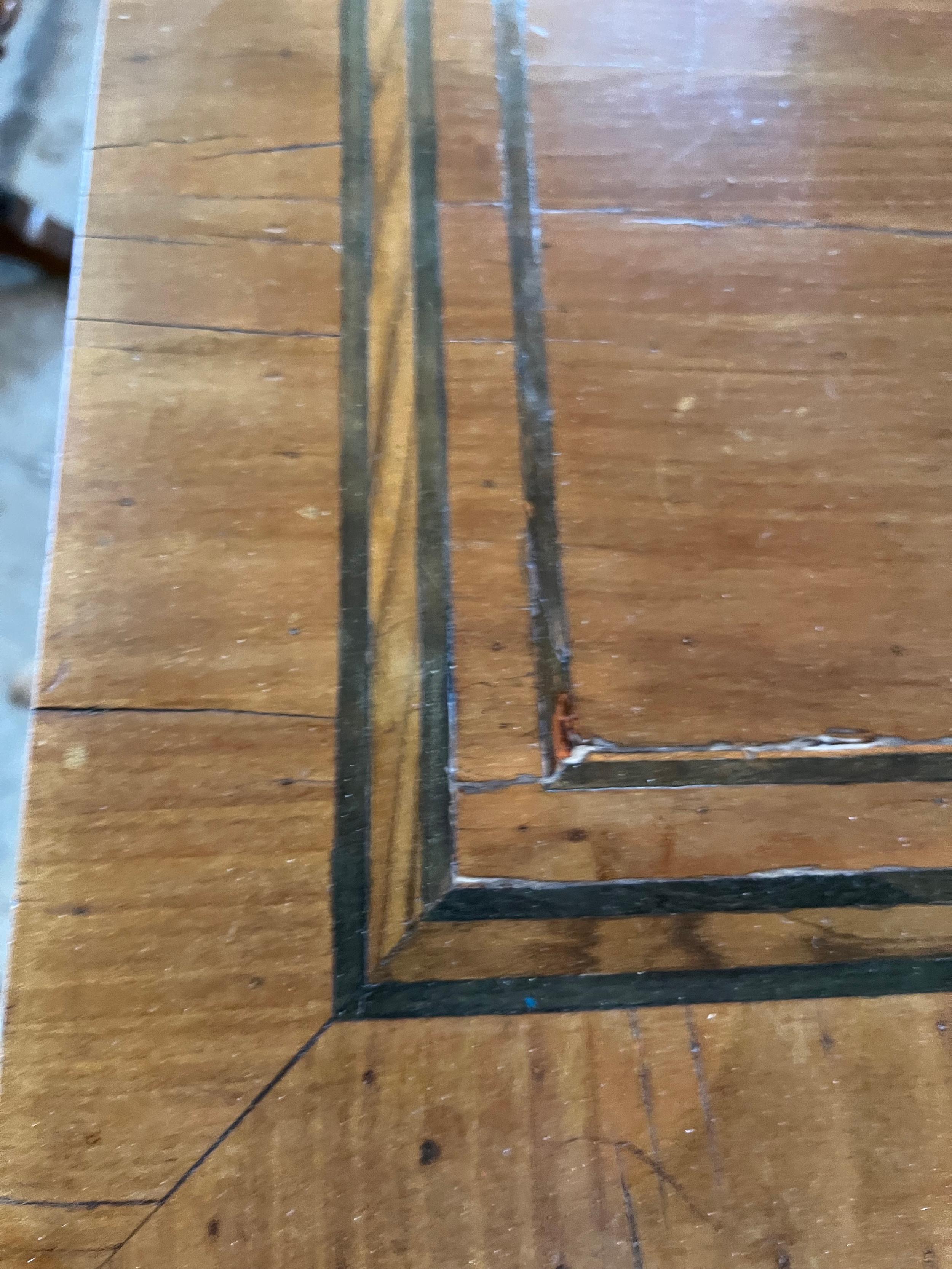 Cómoda neoclásica de cerezo italiano del siglo XVIII con incrustaciones y chapado en venta 3