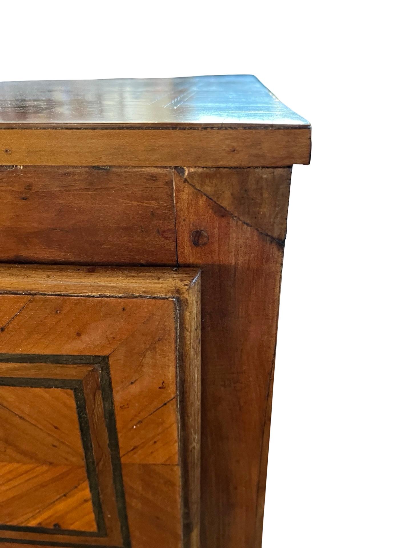 Cómoda neoclásica de cerezo italiano del siglo XVIII con incrustaciones y chapado en venta 5
