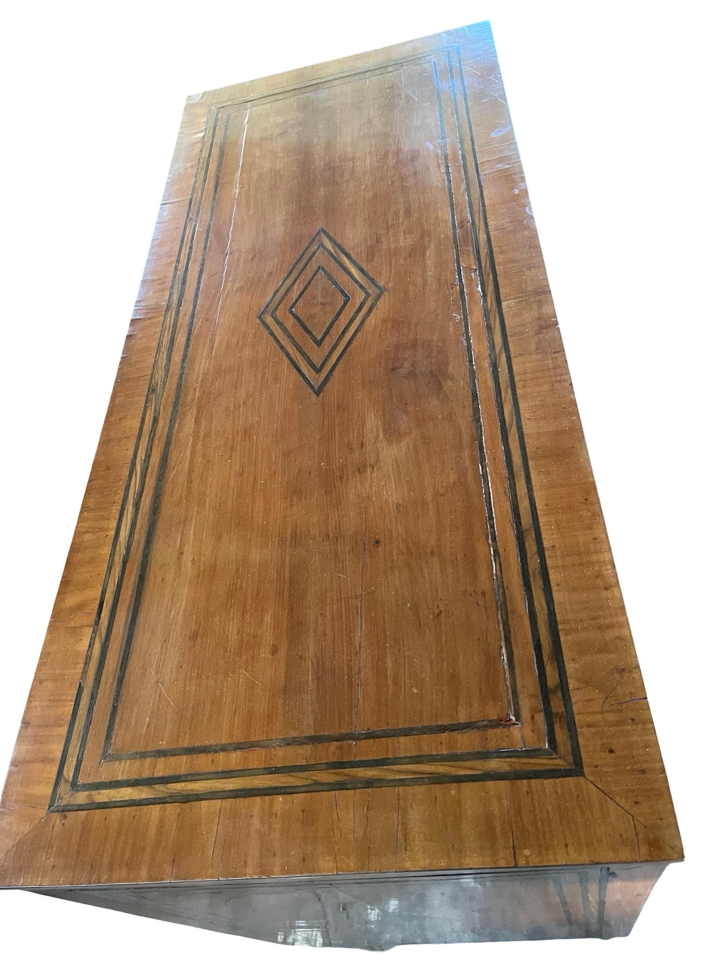 Cómoda neoclásica de cerezo italiano del siglo XVIII con incrustaciones y chapado en venta 8