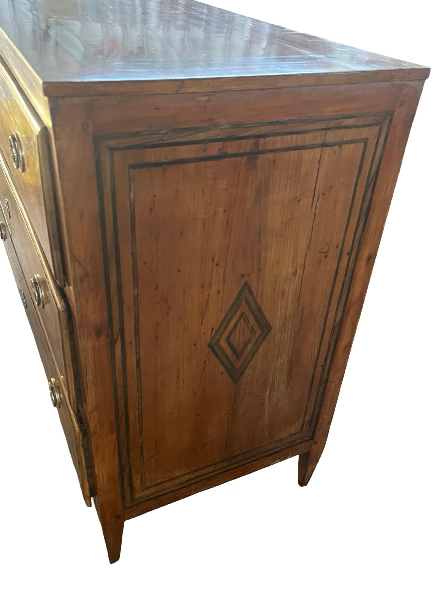 Cómoda neoclásica de cerezo italiano del siglo XVIII con incrustaciones y chapado en venta 13