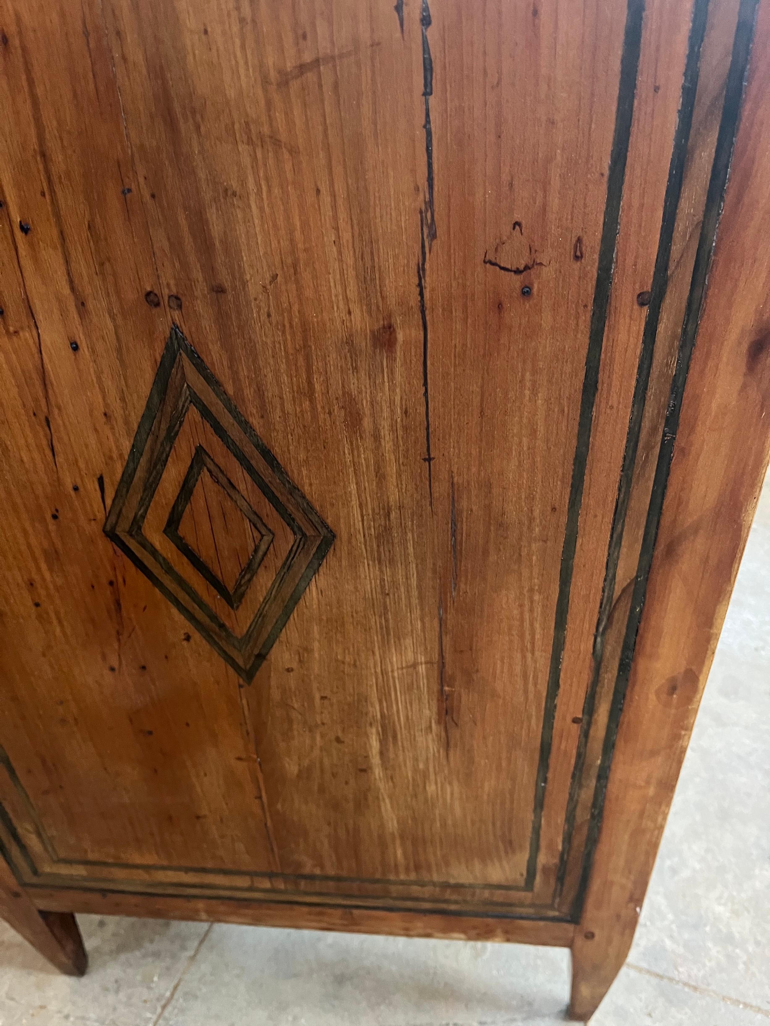 Cómoda neoclásica de cerezo italiano del siglo XVIII con incrustaciones y chapado Italiano en venta