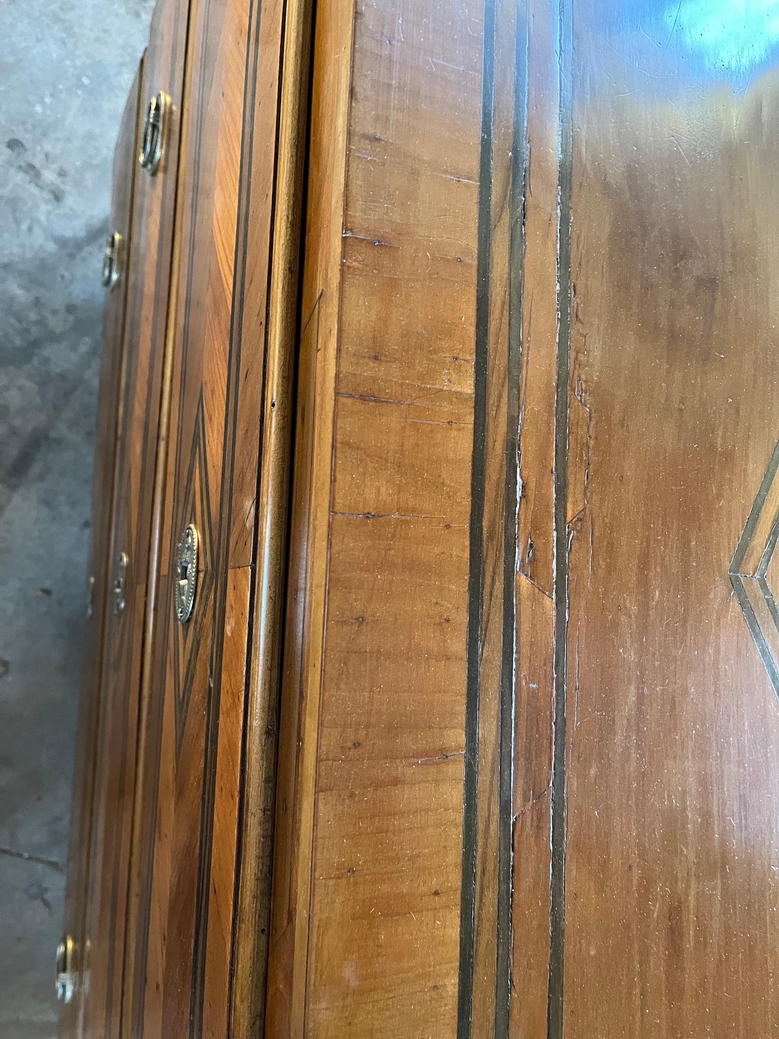 Cómoda neoclásica de cerezo italiano del siglo XVIII con incrustaciones y chapado en venta 1