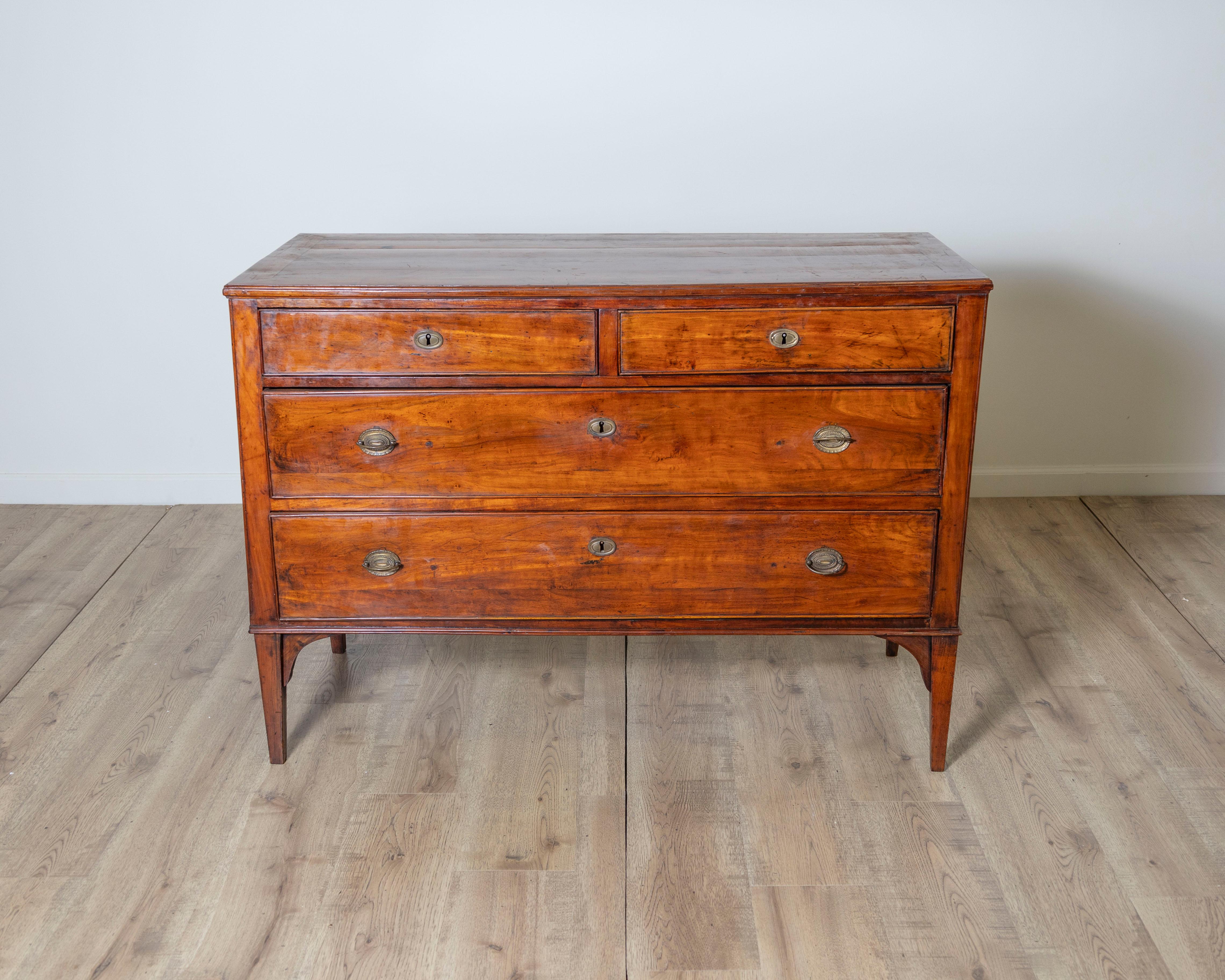 Magnifique commode italienne du XVIIIe siècle provenant de Venise, fabriquée de main de maître en merisier massif et mettant en valeur l'élégance raffinée du design de l'Italie du Nord.

Cette pièce discrète mais sophistiquée présente une silhouette