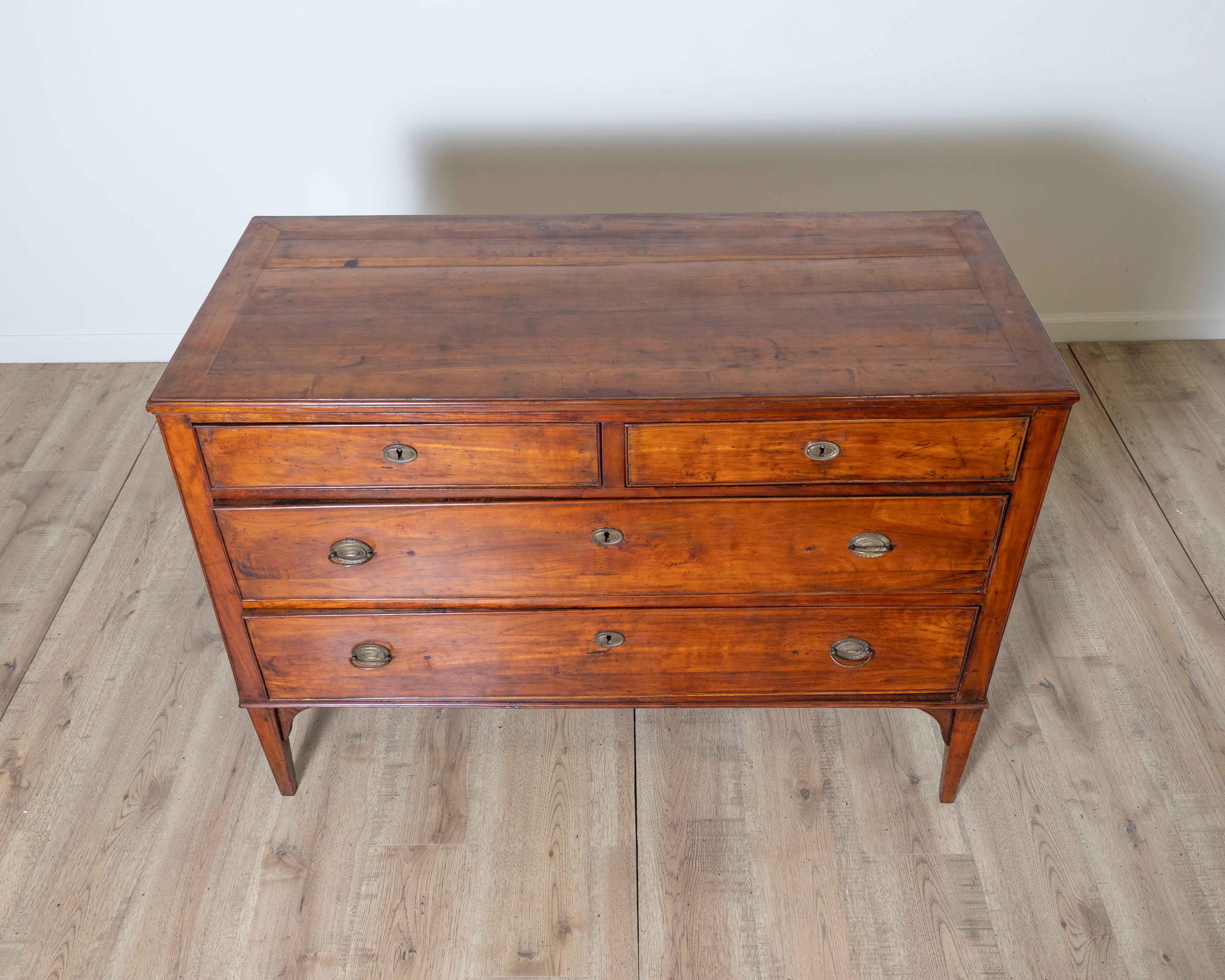 Commode italienne du XVIIIe siècle en merisier de Venise Bon état - En vente à Atlanta, GA