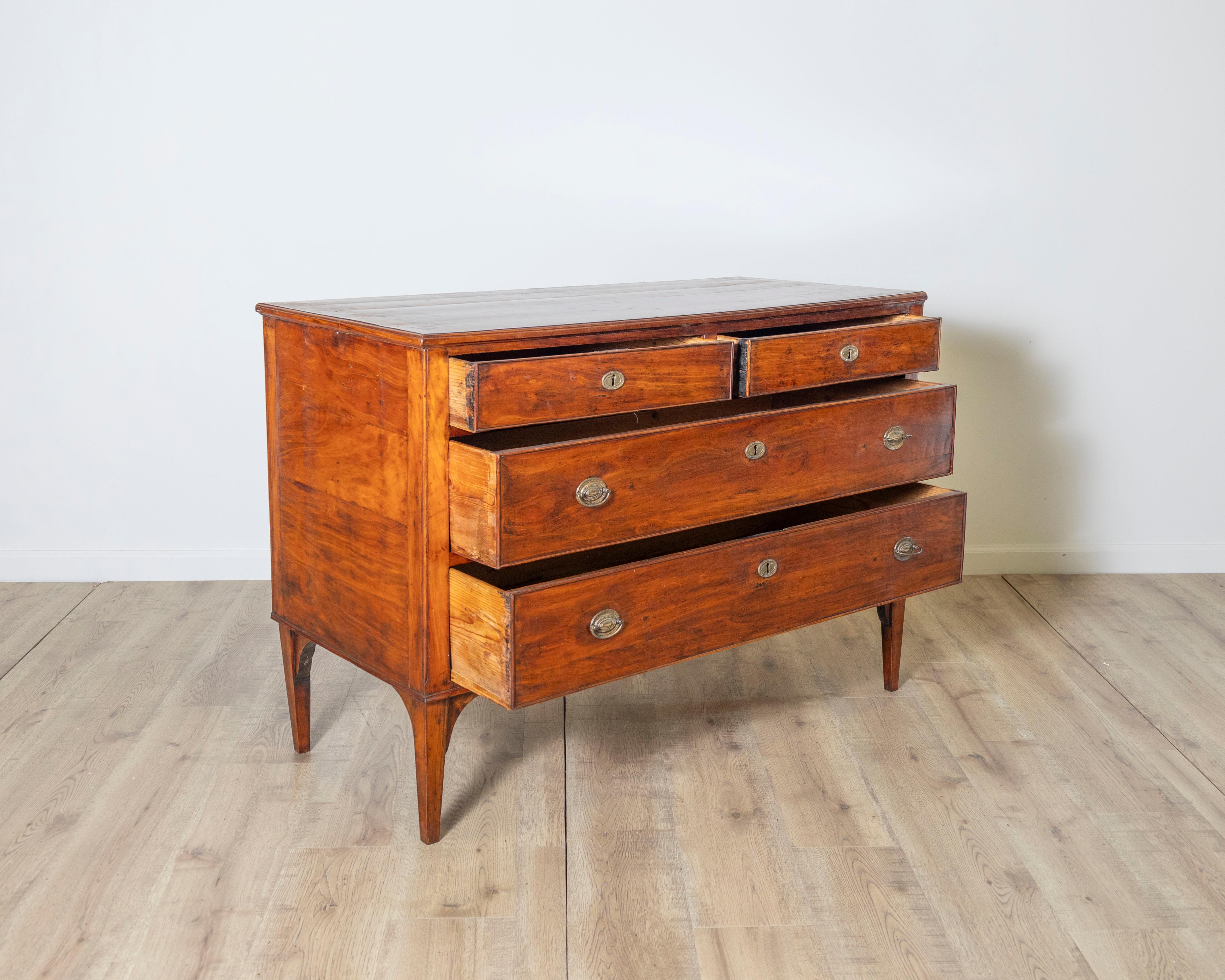 Cerise Commode italienne du XVIIIe siècle en merisier de Venise en vente