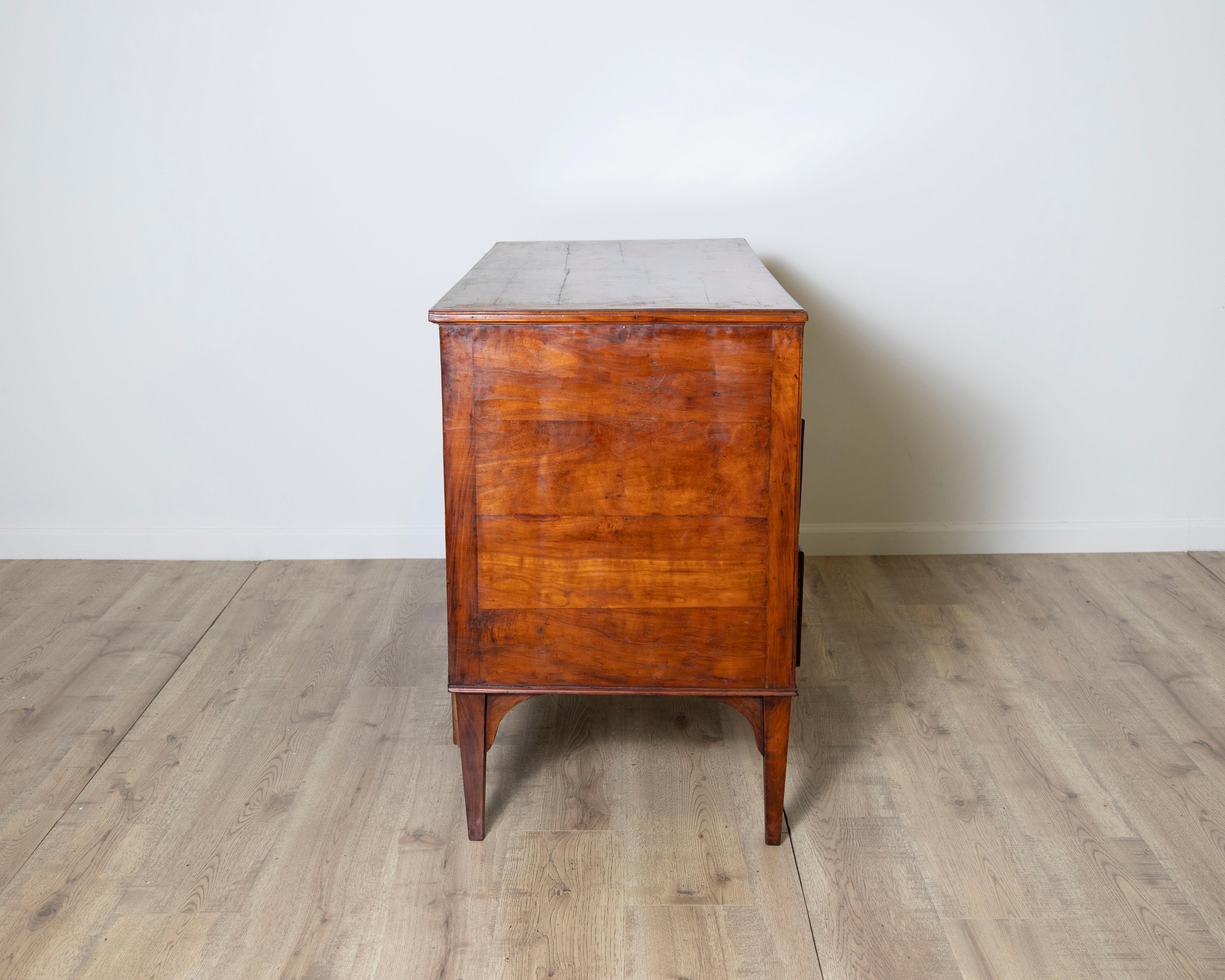 Commode italienne du XVIIIe siècle en merisier de Venise en vente 1