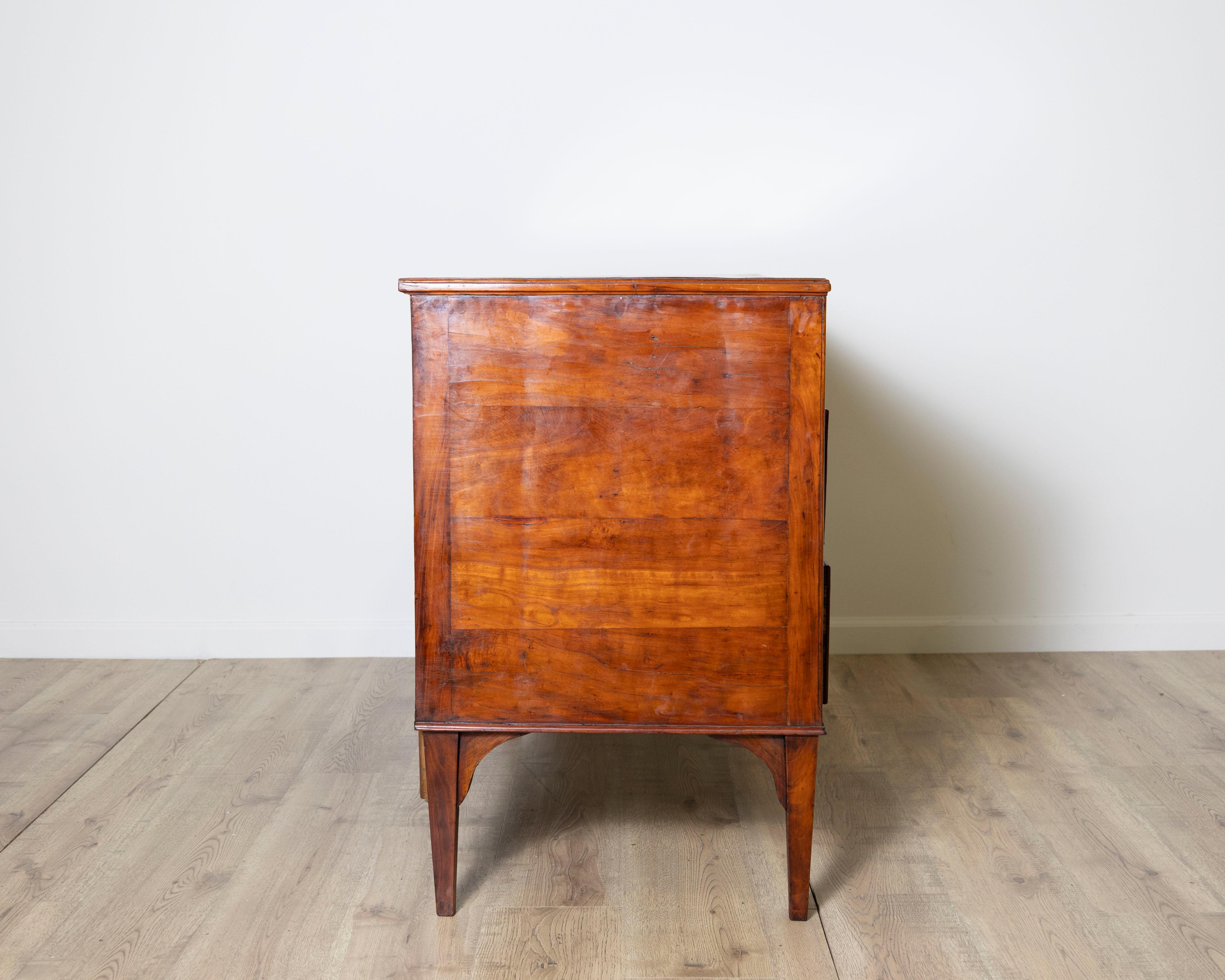 Commode italienne du XVIIIe siècle en merisier de Venise en vente 2