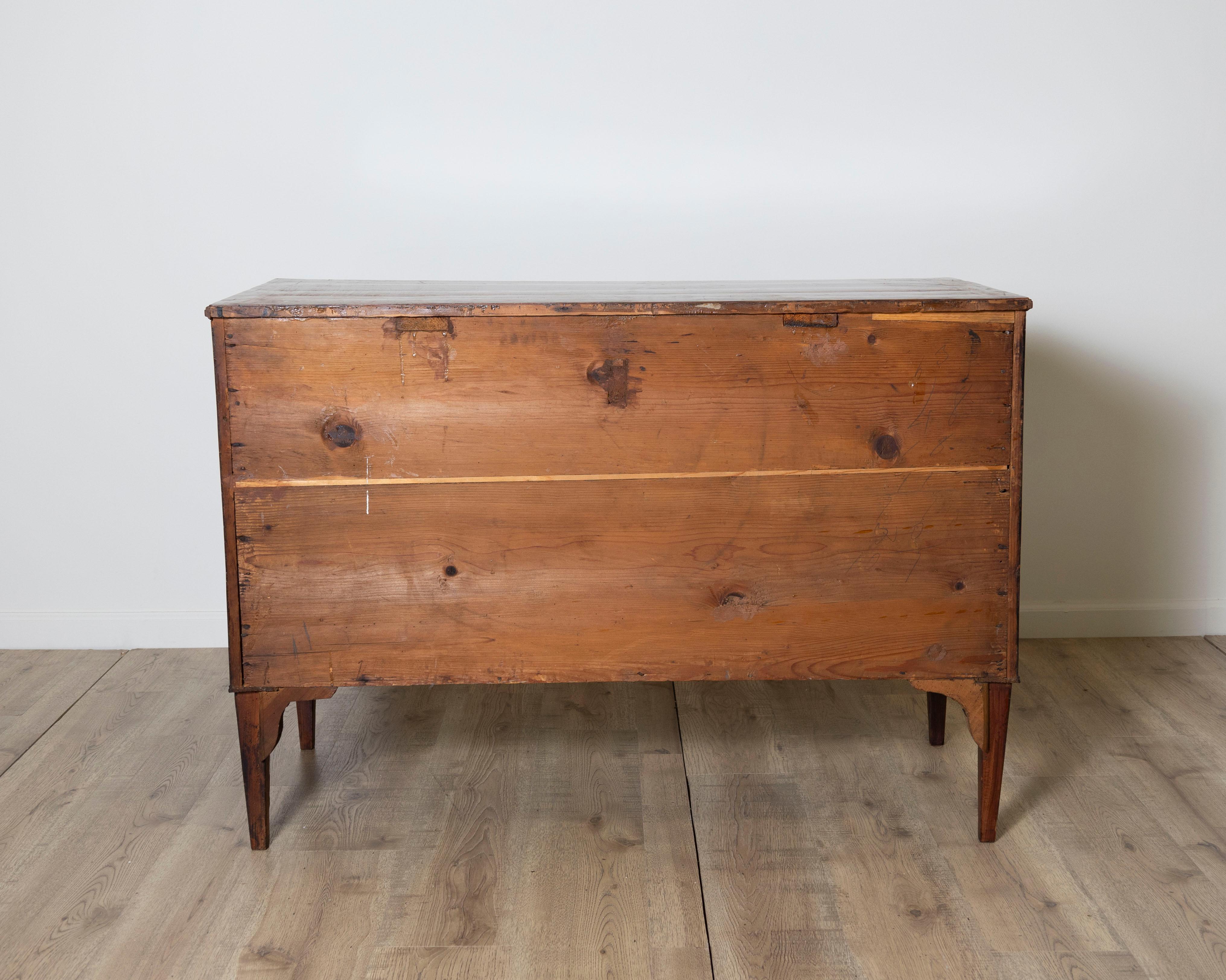 Commode italienne du XVIIIe siècle en merisier de Venise en vente 3
