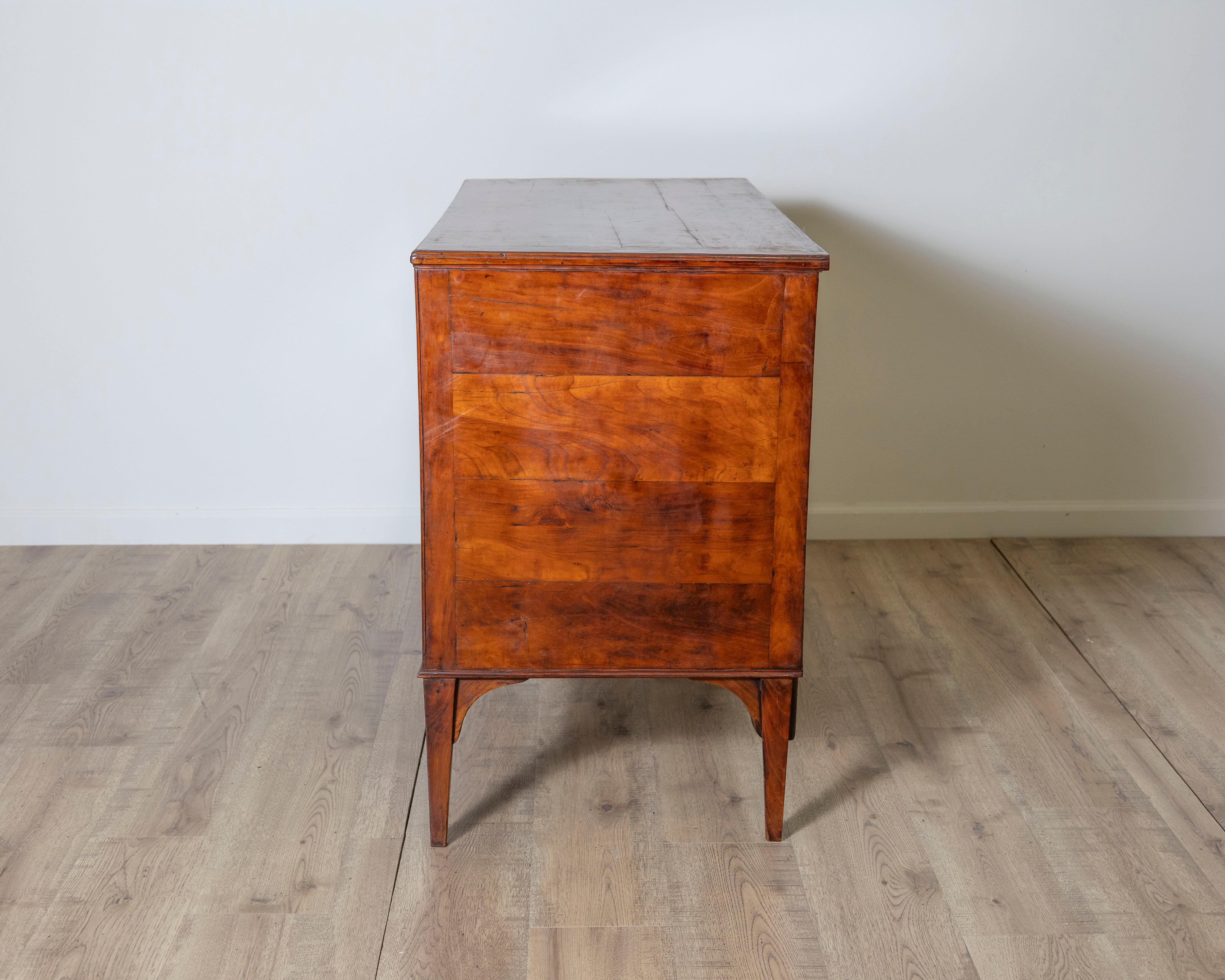 Commode italienne du XVIIIe siècle en merisier de Venise en vente 4