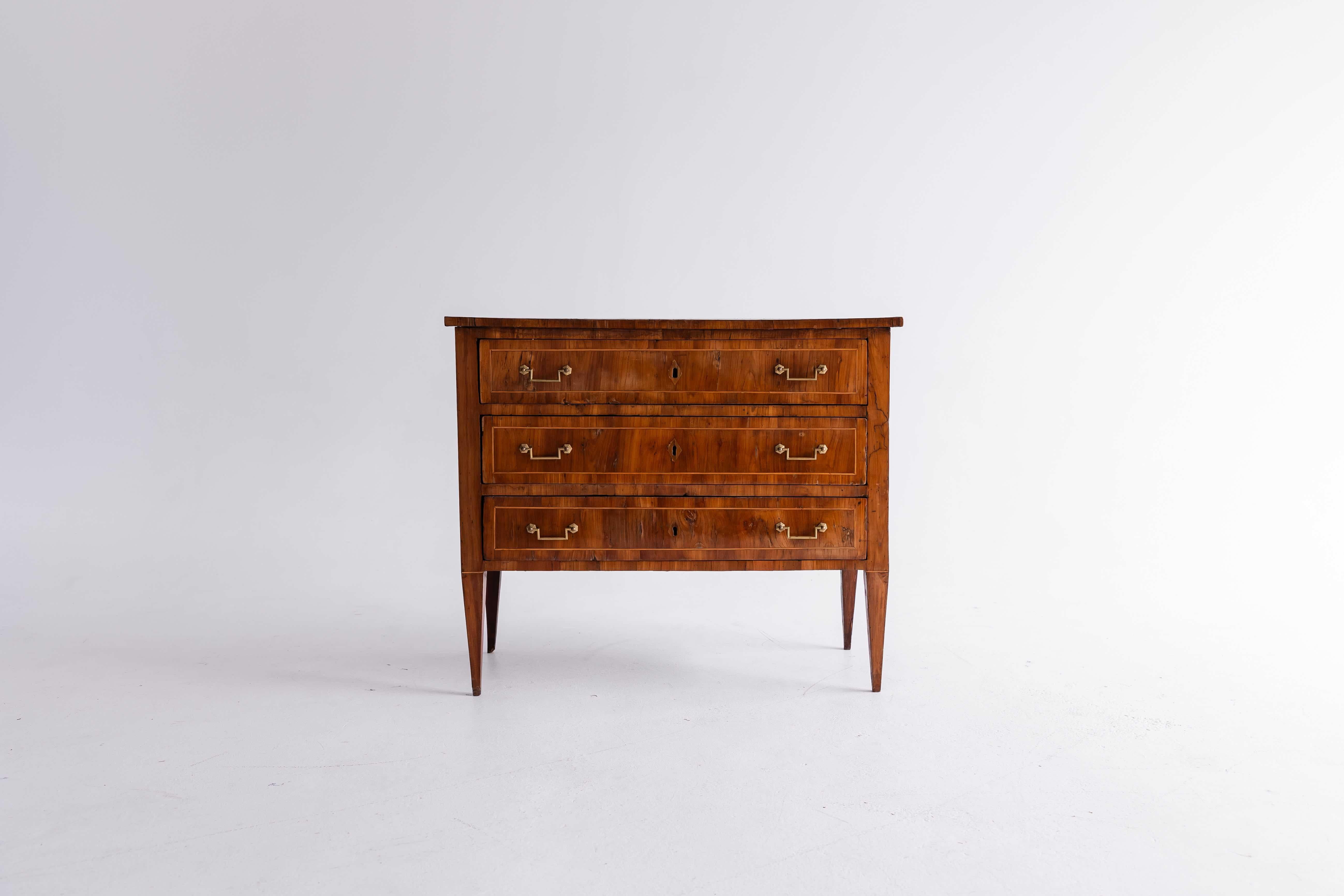 XVIII sec. Cassettone italiano a tre cassetti impiallacciato in legno. Ferramenta originale in ottone. Cassetti strutturalmente solidi e lisci a coda di rondine. Patina su tutto il perimetro, nessuna crepa o spaccatura di grandi dimensioni, mentre