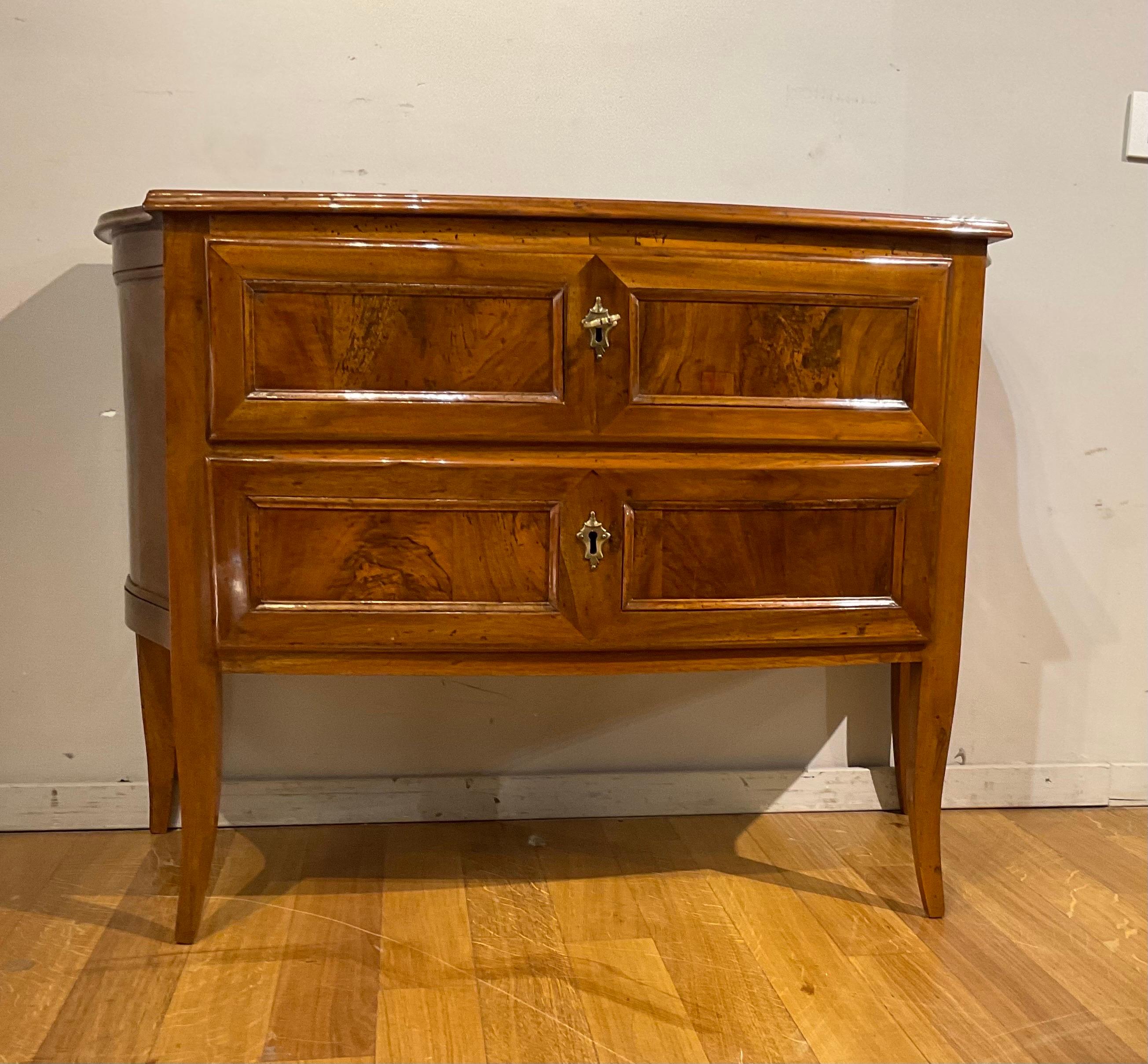 beautiful chest of drawers in solid walnut with shaped front and sides, with two comfortable drawers. Very elegant are the four curved legs that make it very slender. Nn has live woodworms. Good state of conservation. Italian manufacture 18th