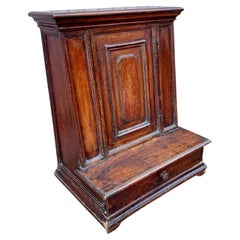 Reposapiés eclesiástico italiano del siglo XVIII en madera de nogal