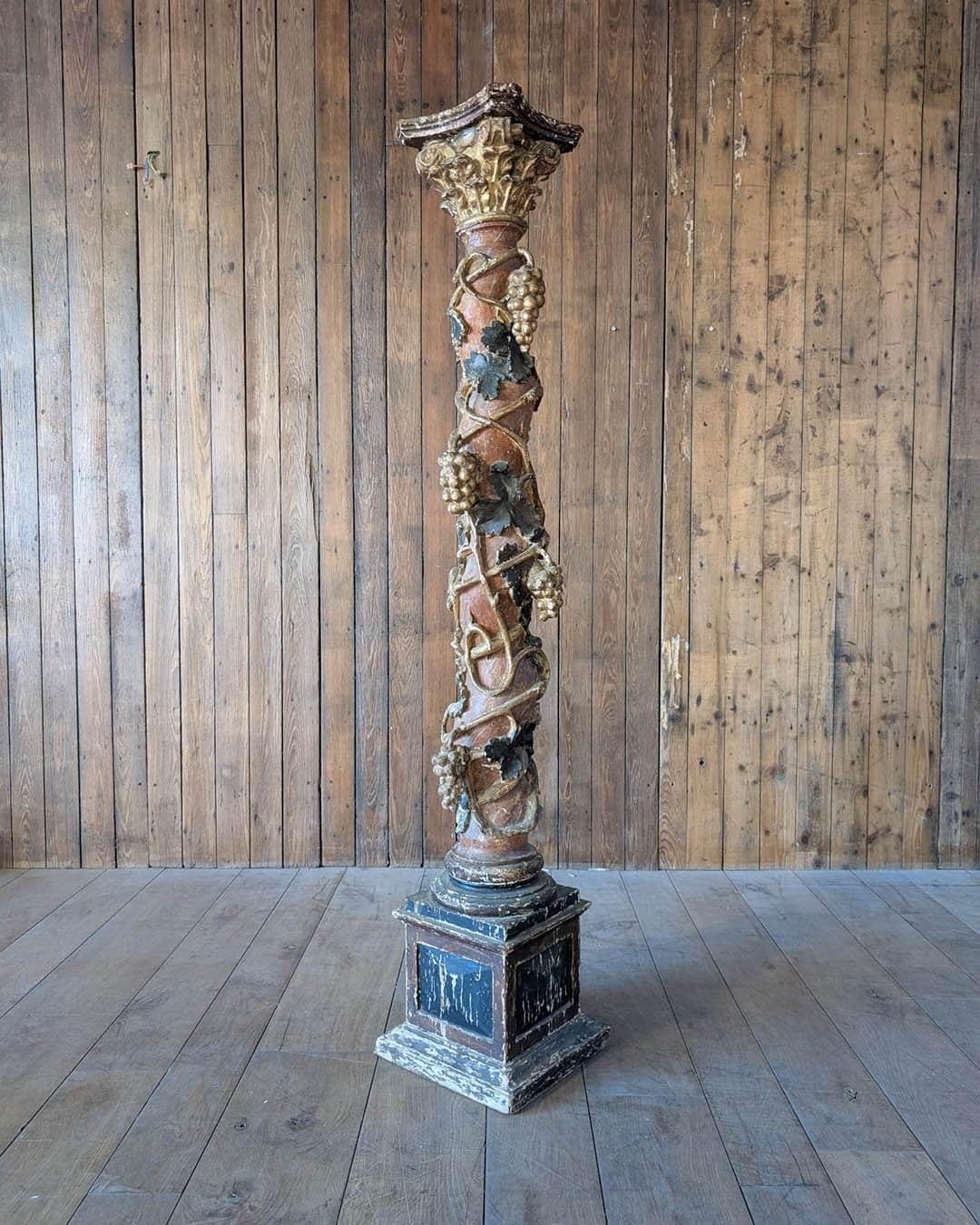 Colonna in legno intagliato e policromo del 18° secolo

Porta un senso di storia e di arte nel tuo spazio con questa magnifica colonna italiana del XVIII secolo. Squisitamente intagliato a mano nel legno, questo pezzo presenta un motivo di vite a