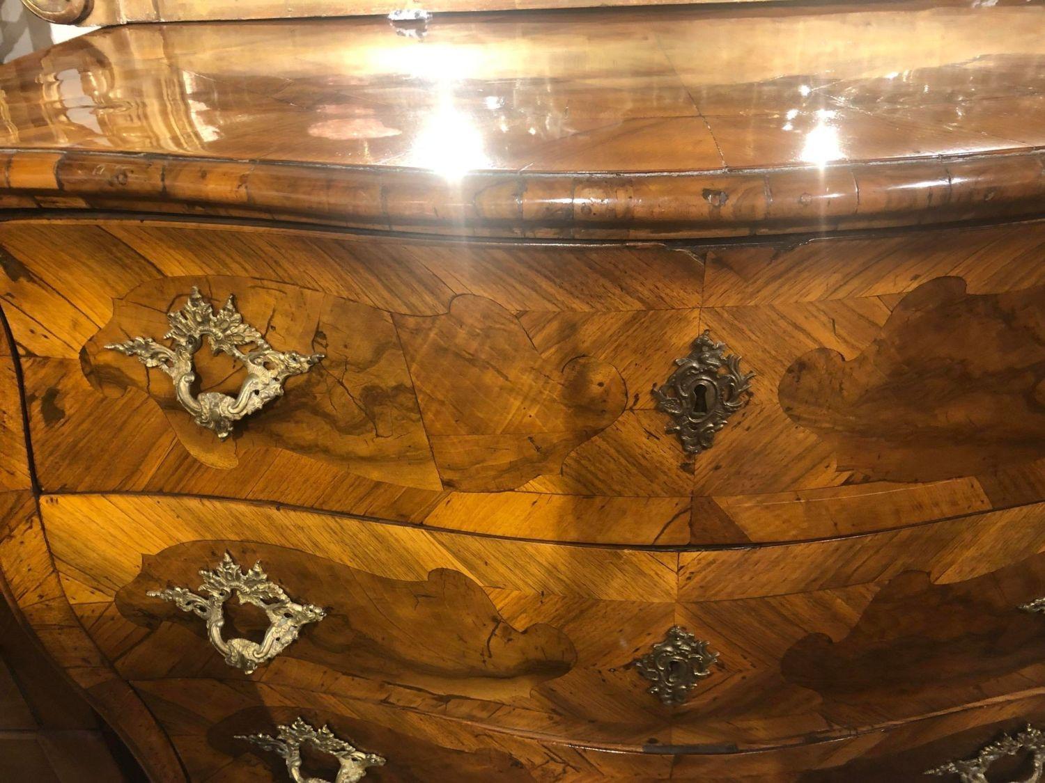 Sehr schöne 3-Schubladen-Kommode aus dem 18. Jahrhundert mit eingelegten Nussbaumfurnieren. Ein außergewöhnliches Stück, das einen sehr polierten Look kreiert!
