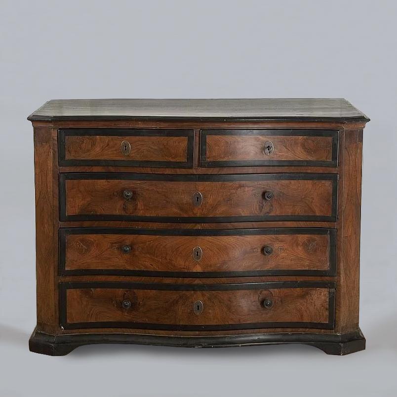 Grande commodo italiano in noce del XVIII secolo.
Con bordatura ebanizzata e angoli inclinati. 
Circa 1780.