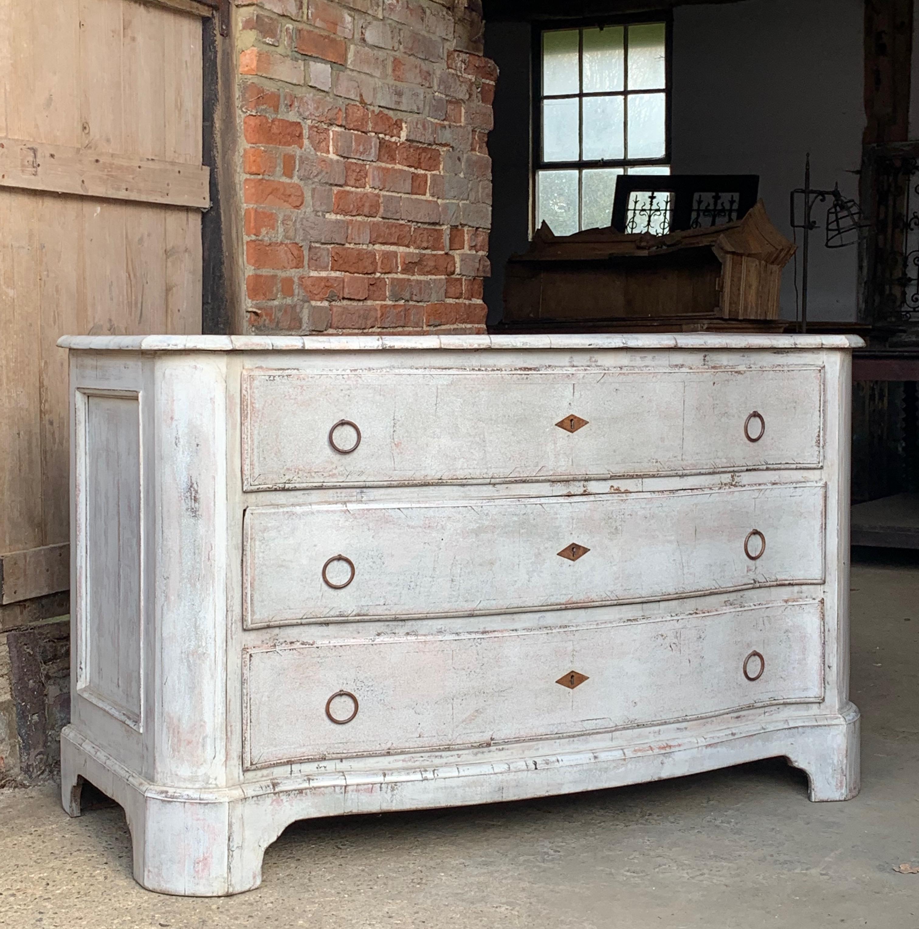 Una splendida commode italiana del XVIII secolo con una bella vernice antica che le conferisce un aspetto straordinario. In ottime condizioni, con i cassetti con il frontale ad arco che funzionano tutti senza problemi. In buone e solide condizioni,