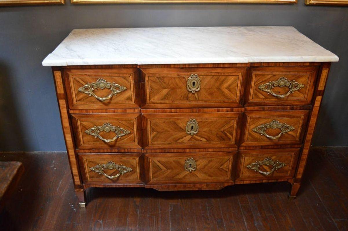 18th century Italian drawers, white marble top. Parquetry inlay.